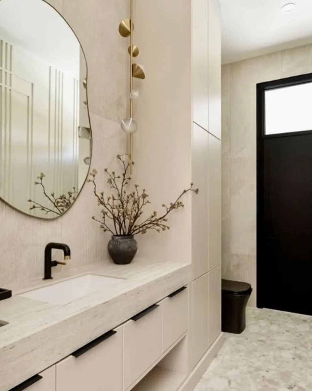 We&rsquo;re loving the calm, tonal palette in this stunning powder room - complete with soft textures, clever storage, and a floating vanity finished with Graniteworx countertops.⁠
⁠
Clean, modern, and effortlessly functional 👌⁠
⁠
Design by @ritzhom