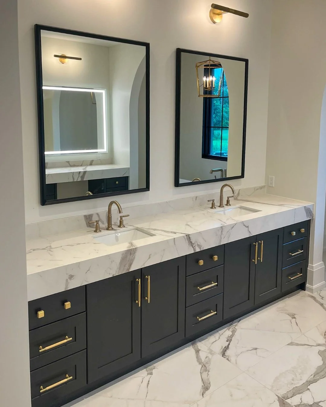 A clean, timeless look in Dekton Daze 🤍⁠
⁠
This custom home features the material throughout - from the primary ensuite shower and bath to the kitchen countertops and backsplash. Durable, low-maintenance, and effortlessly elegant.⁠
⁠
#graniteworx #c