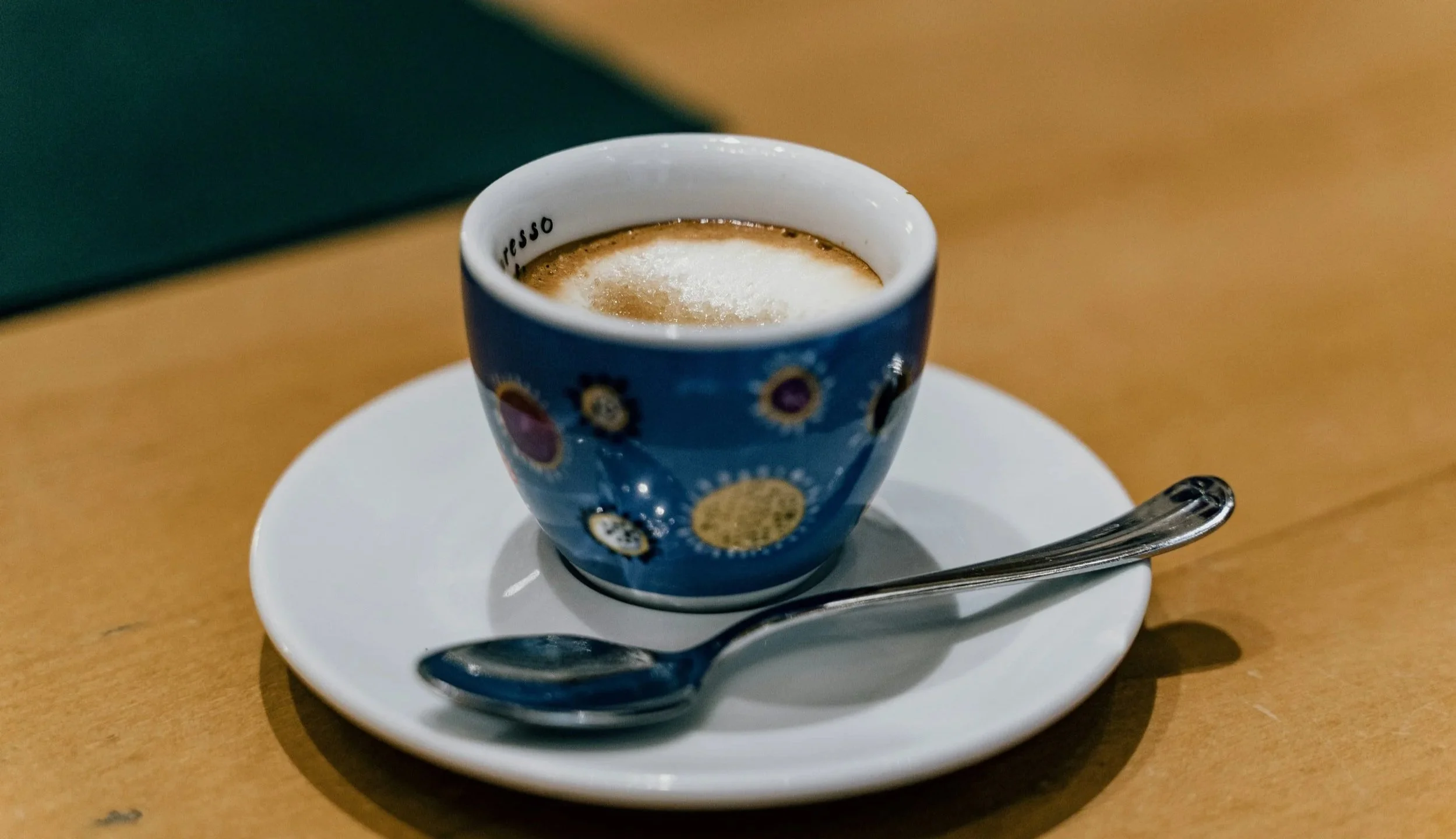 Freshly pulled Italian espresso in a small cup, representing Naples’ coffee culture and the tradition of caffè sospeso