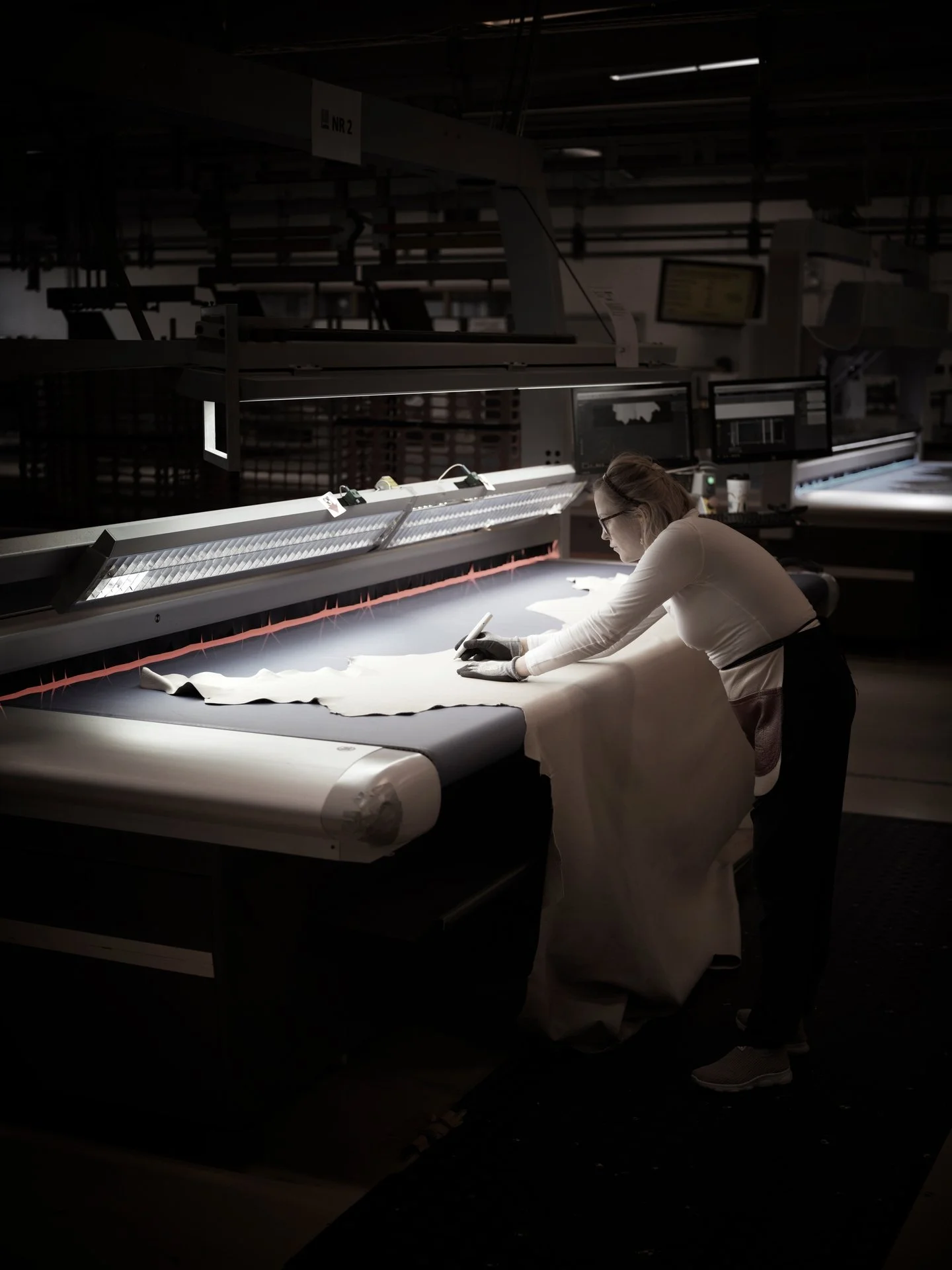 Stressless_leather_cutting2.jpg