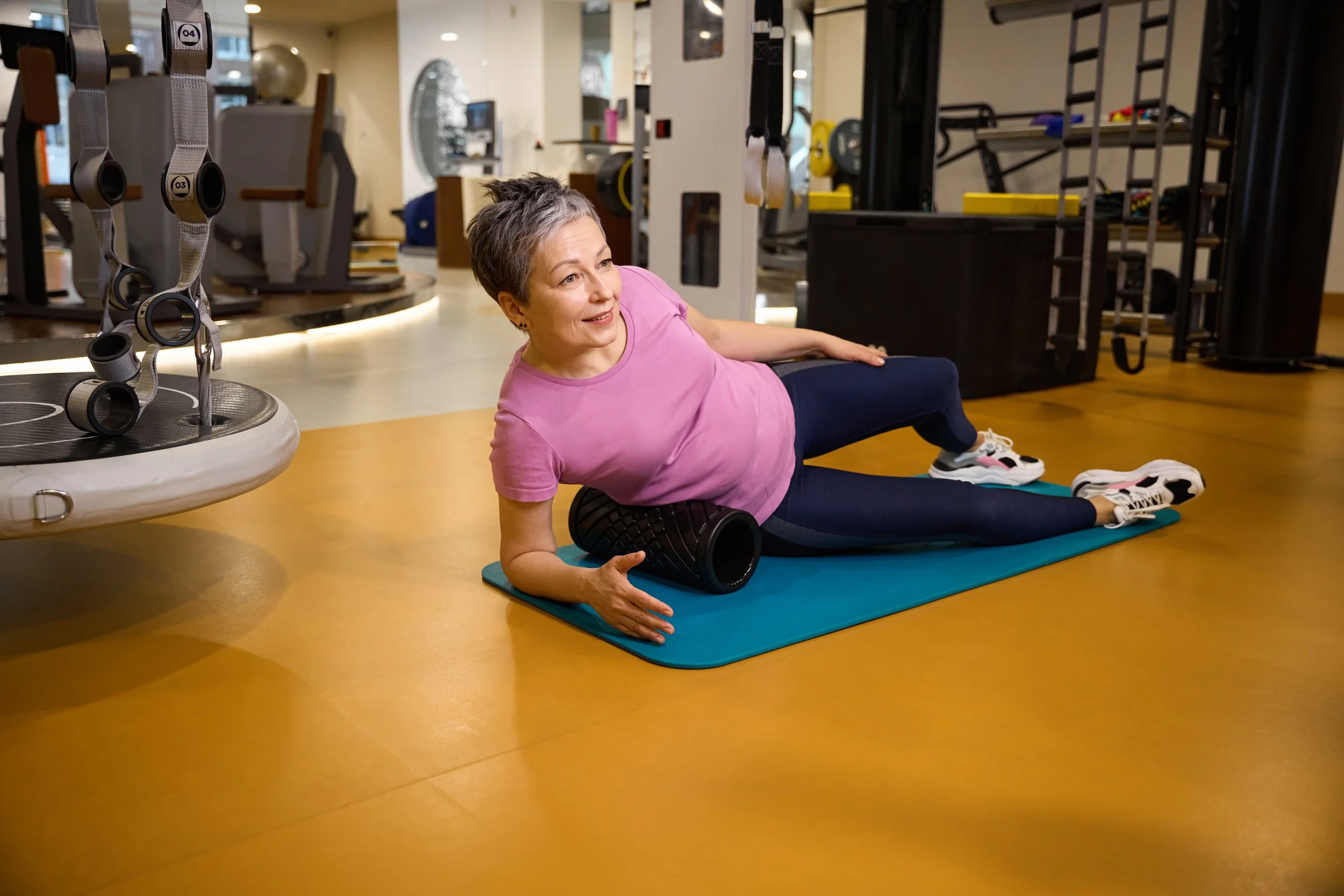 woman setting up for clam shell exercise