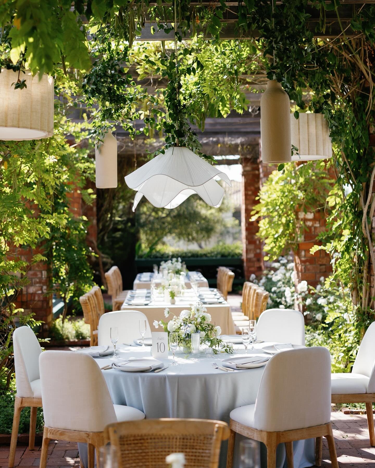 El Encanto is already a perfect setting for a garden party reception - but @fawnevents knocked it out of the park with the classy and chic decor. 👏🏼