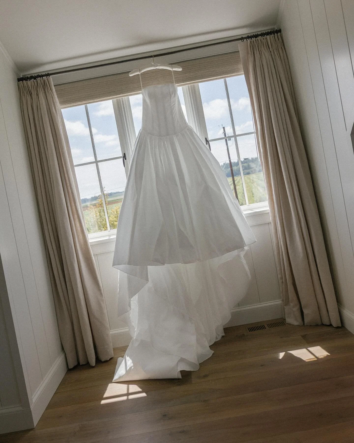 A moment for the dress.

&bull;
&bull;
&bull;
#santabarbarawedding #santabarbaraweddingphotographer #santaynezweddingphotographer #bluehillstonebarnswedding #luxurywedding  #ojaiwedding #ojaiweddingphotographer
