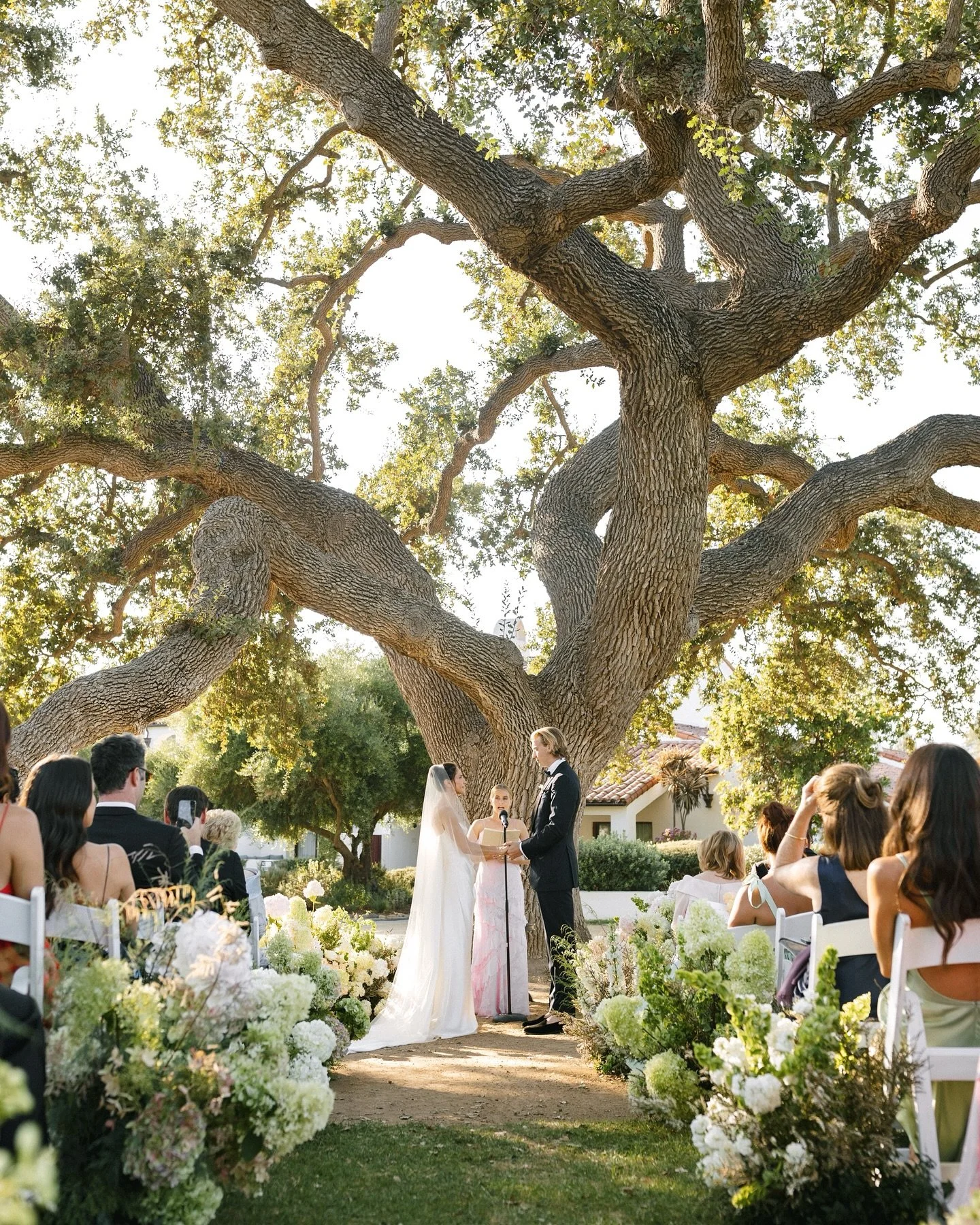 Meet me under the oak tree at @ojaivalleyinn 

Scenes from a gorgeous, heartfelt ceremony at Ojai Valley Inn.