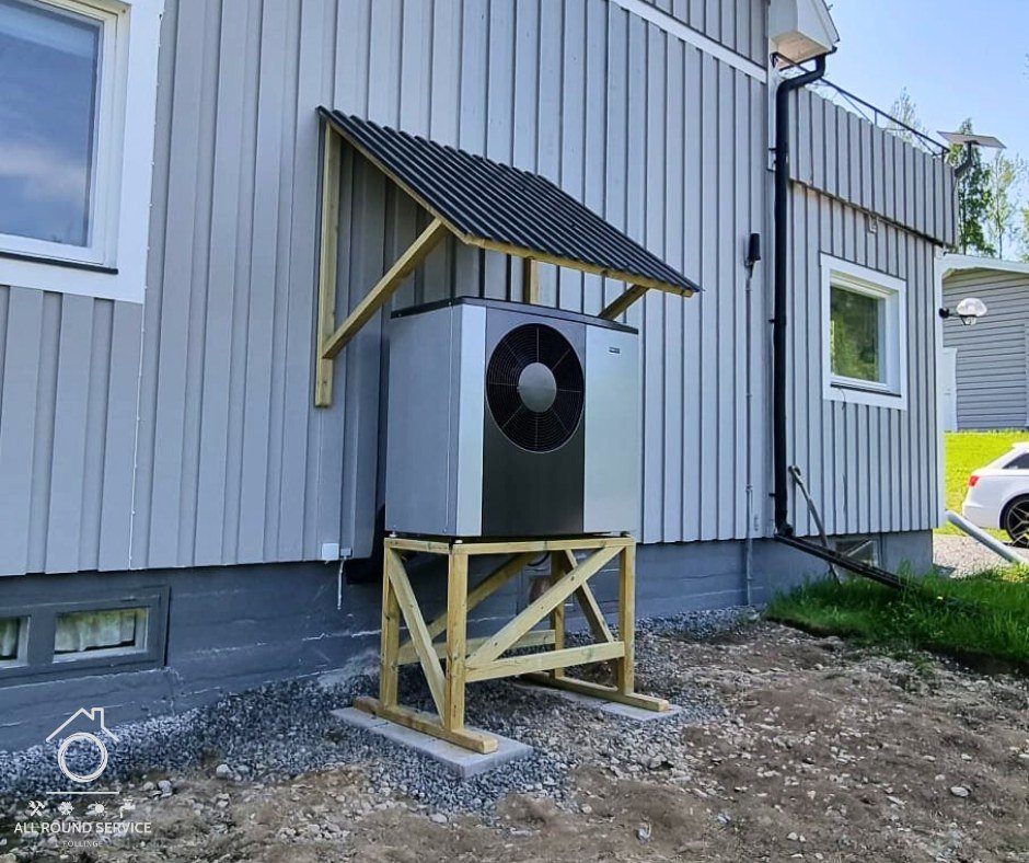 Förra veckan installerade vi tre värmepumpar, en luft-vatten värmepump från Nibe och två luft-luft värmepumpar från Mitsubishi Electric.
Med dessa lösningar hjälper vi våra kunder att värma