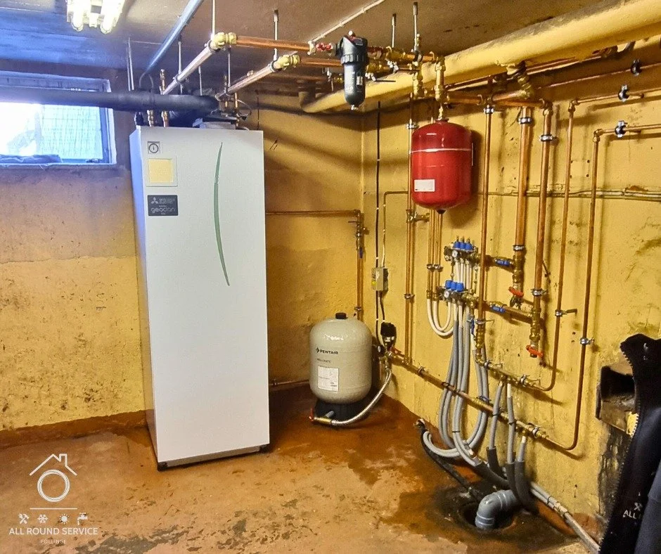 &Auml;nnu ett projekt framg&aring;ngsrikt avslutat!🛠

Vi har bytt ut det gamla v&auml;rme och varmvatten&shy;systemet mot en bergv&auml;rmepump fr&aring;n Mitsubishi Electric.
Dessutom har vi bytt f&ouml;nsterkarmarna och installerat treglasf&ouml;n