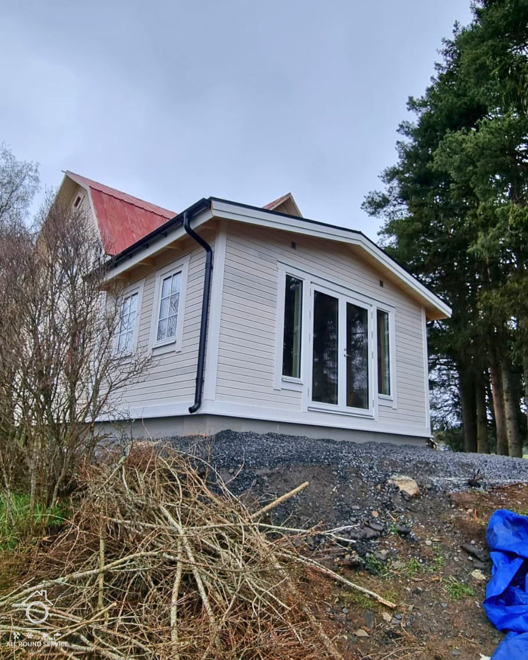 Nyligen har vi fått bygga denna tillbyggnad! 
Tillbyggnaden ger avsevärt mer boyta,
och fönster och dörrar är utrustade med 3-glas. Vi önskar de boende mycket glädje med sitt nya utbygge! 