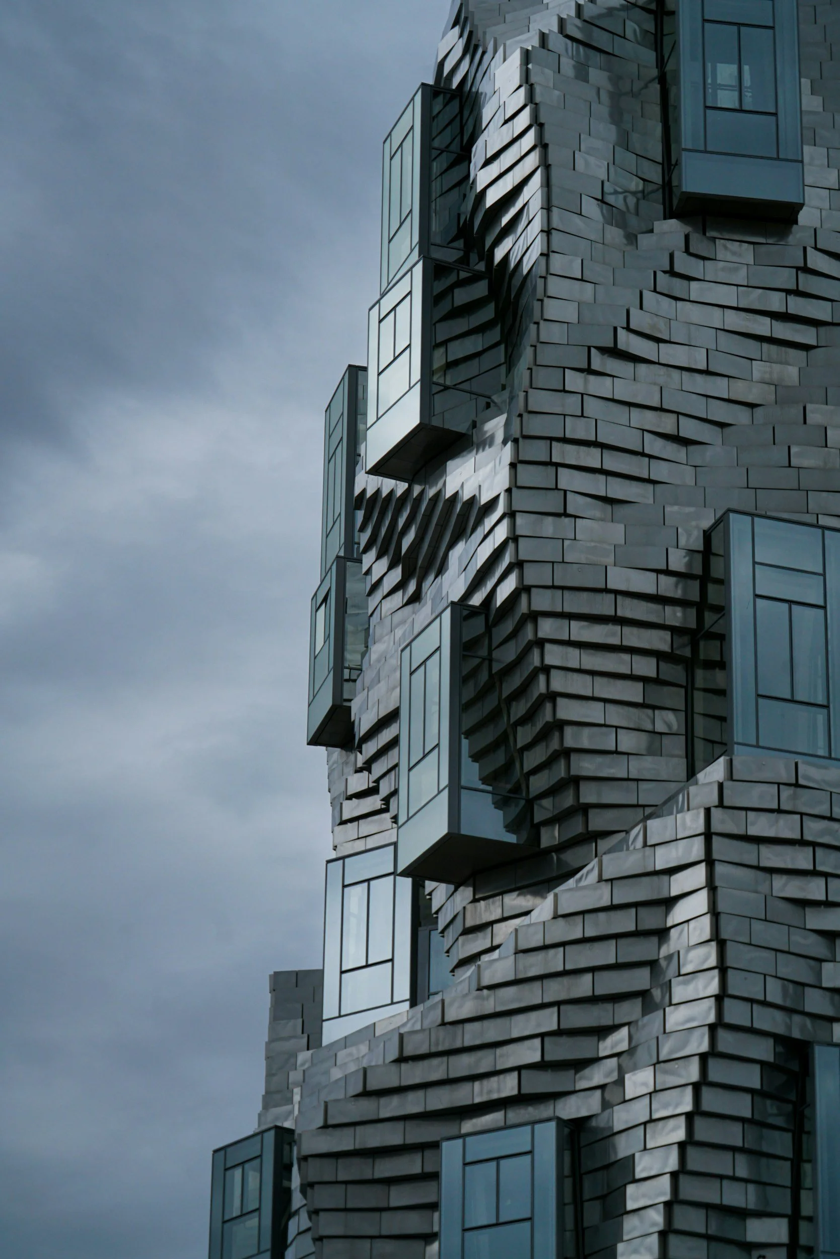 Immeuble moderne composé d'éléments de béton et de verre.