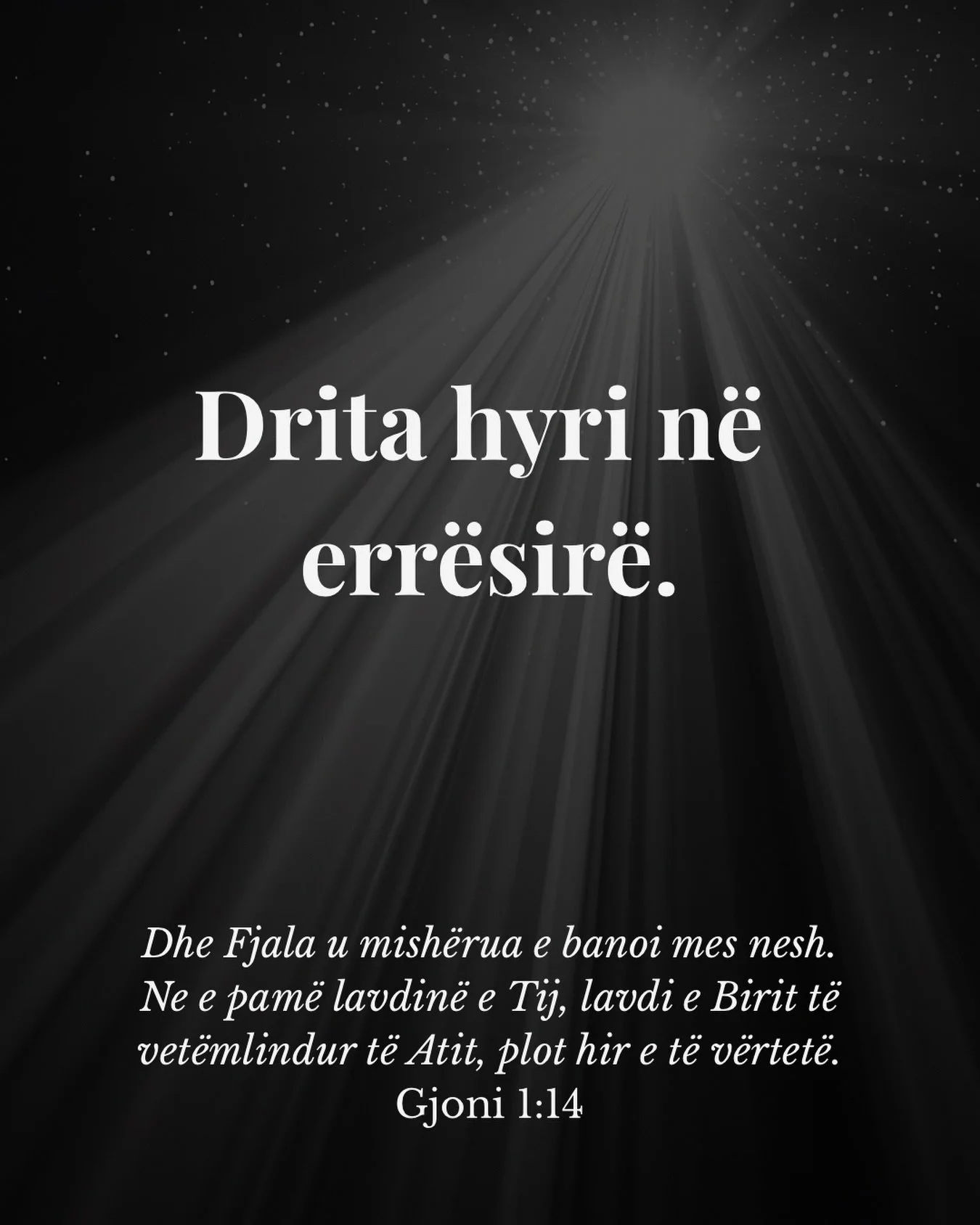 Krishtlindja &euml;sht&euml; momenti kur Per&euml;ndia u afrua. 

Fjala u b&euml; mish. 
Drita hyri n&euml; err&euml;sir&euml;. 

Dhe shpresa mori form&euml;.