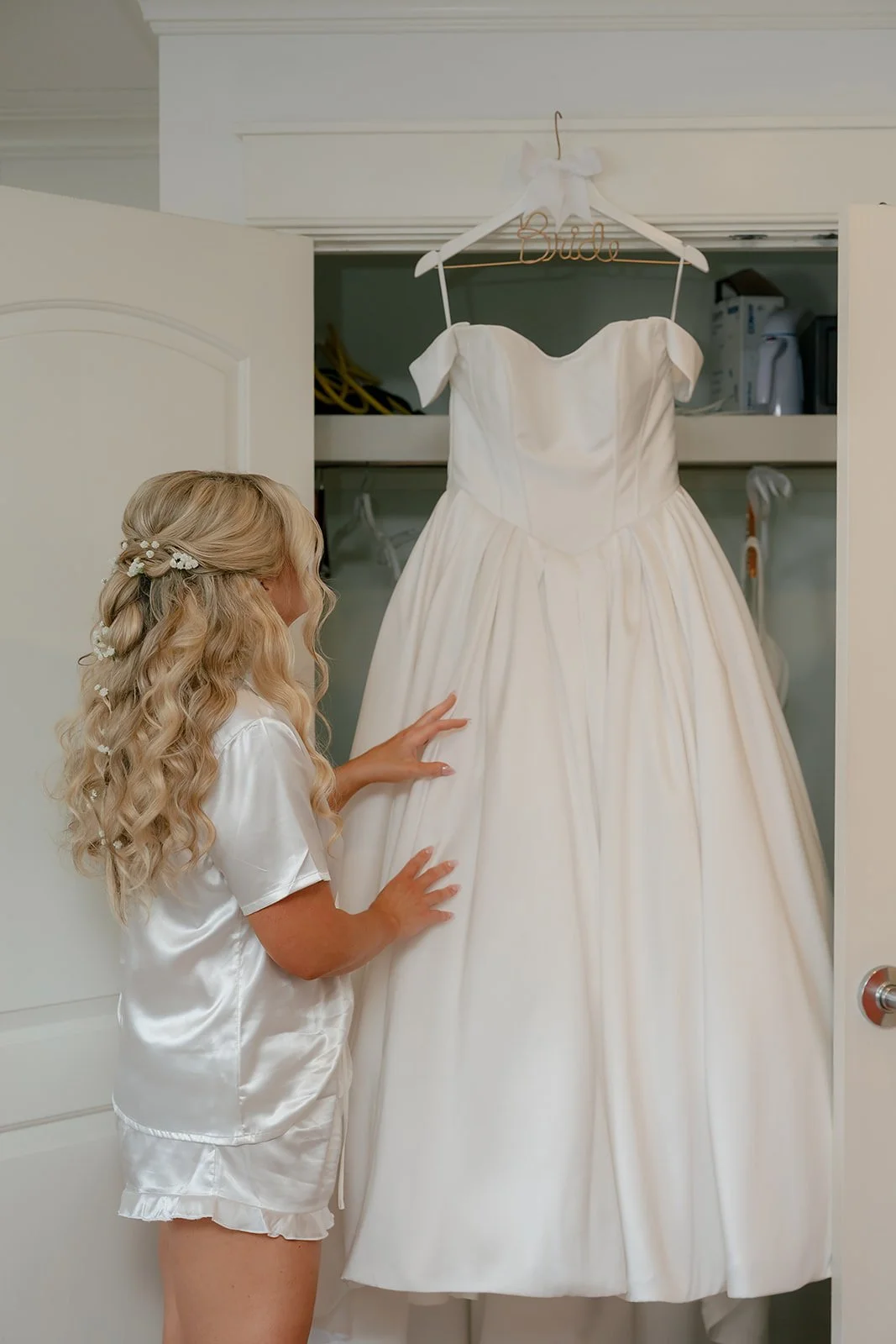Brides half up with a braid. Photo by http://www.magdalenastudios.com/