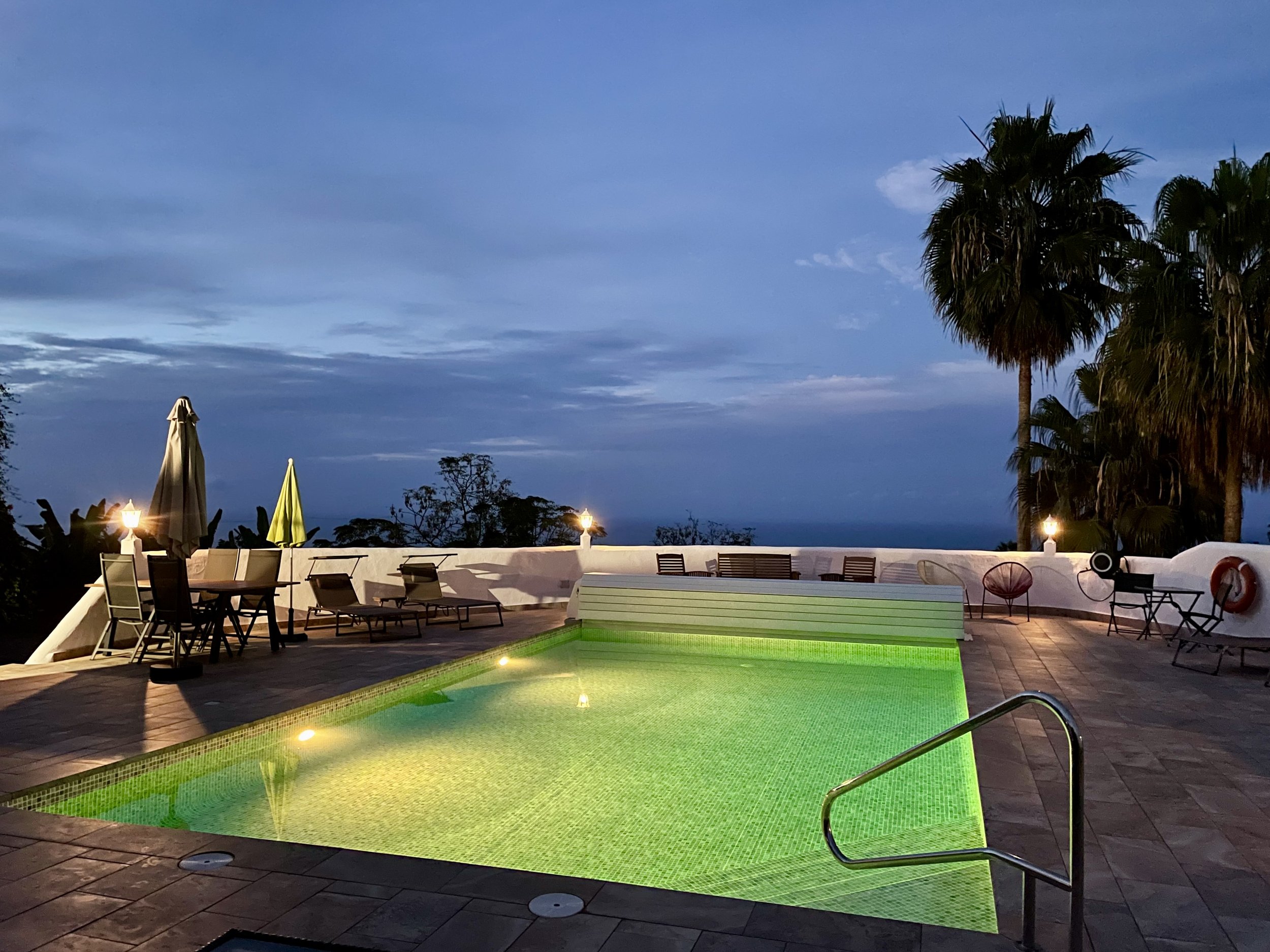 Pool bei Nacht.jpeg