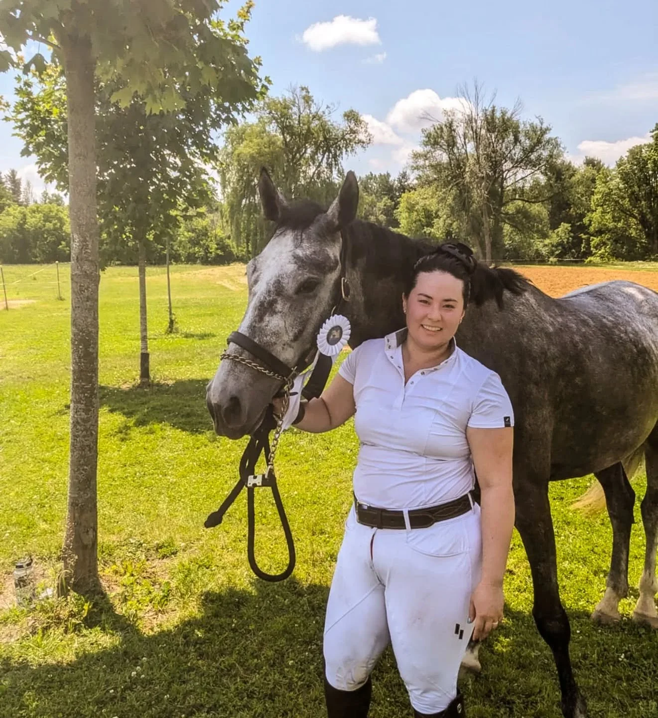 It was a toasty day today but Clover was so good at her first ever horseshow!  Rider error meant the score was a little low but we still got our ribbon and had a super positive learning experience for her. Thanks to @robinlynn.brent and the Stone Mea