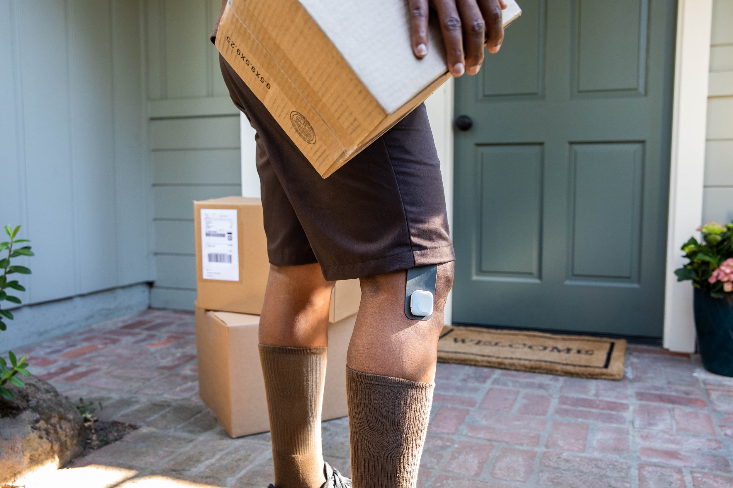 2021-05-11_HingeHealth_AfrAmericanMale40_Entryway_UPS-7571_R2_NJ-Brown.jpg