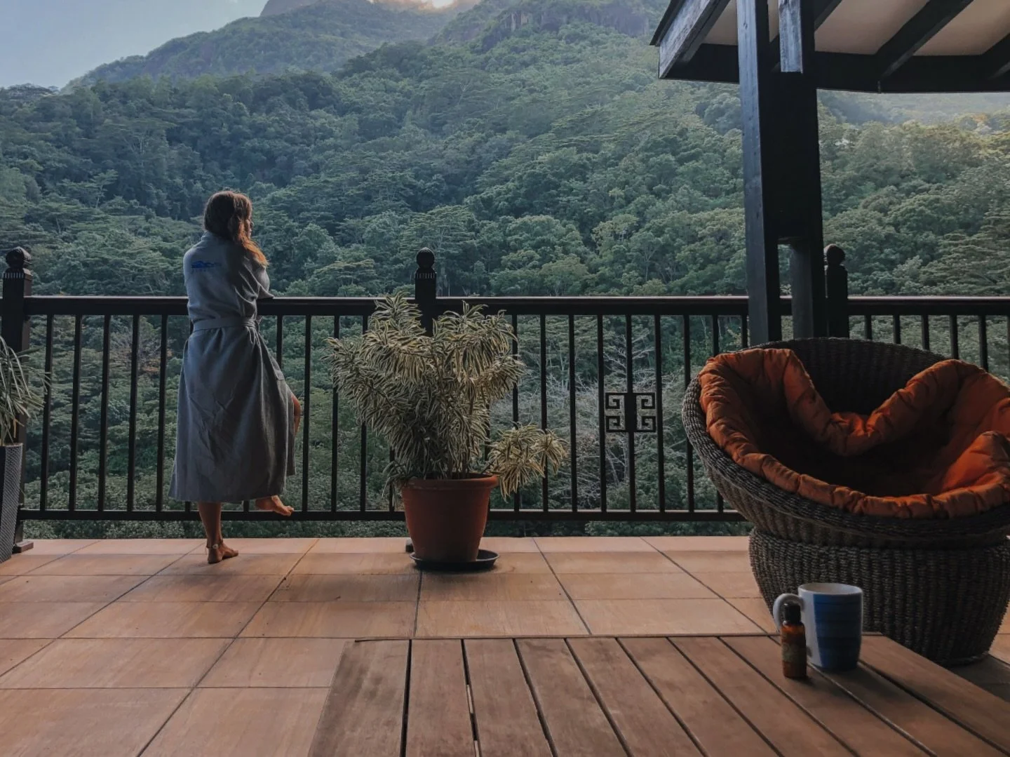 To relax with a view, that&rsquo;s the retreat vibe for us🌿

Your mind should only have to get lost in the beauty of nature outside of our retreat itinerary🧘🏻&zwj;♀️ 

#wellnessretreat #retreatinnature #oceansideretreat #oceanluxury #saltspringisl