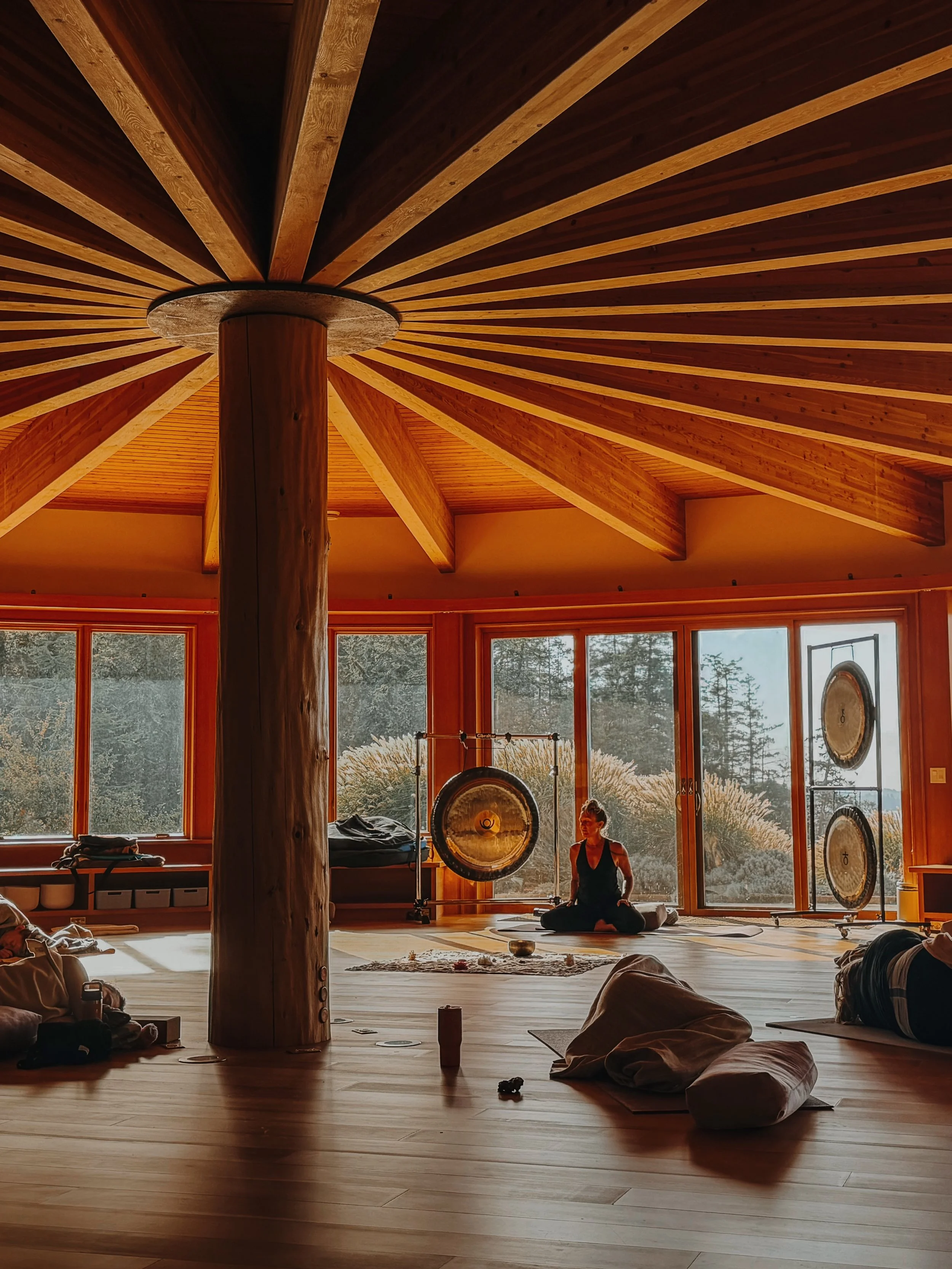 Another beautiful Sea to Soul Retreat on Salt Spring Island 🦀 🌊 

#wellnessretreat #womensretreat #luxuryretreat #yoga #meditation

With Incredible views 💎

Cozy nooks 🧦 

Sauna heat therapy 🪵

Gong bath magic ✨

Relaxing tub sessions 🧖&zwj;♀️
