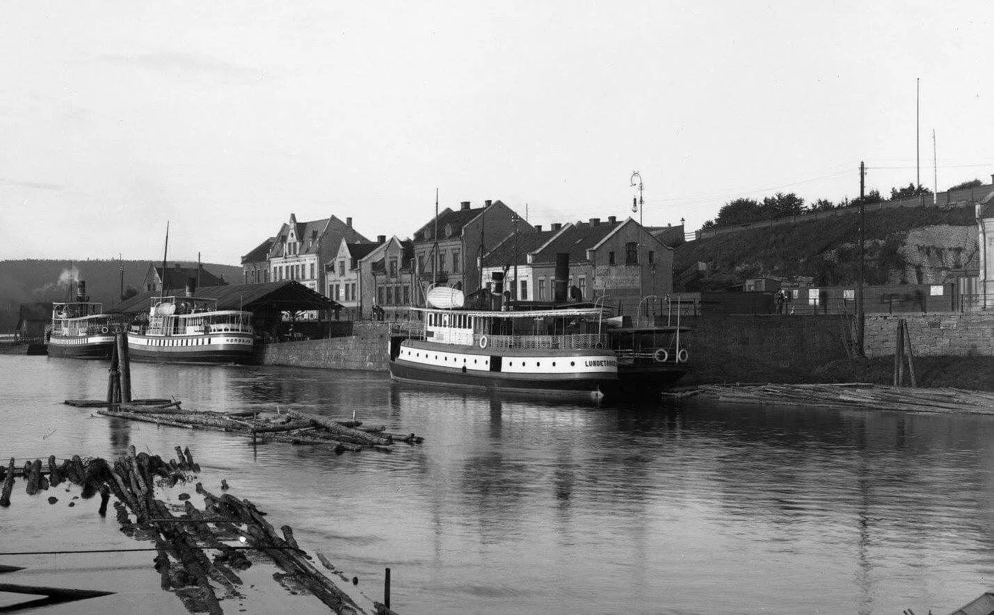Her ser vi D/S Lundetangen ved Hjellebrygga i Skien i 1871
