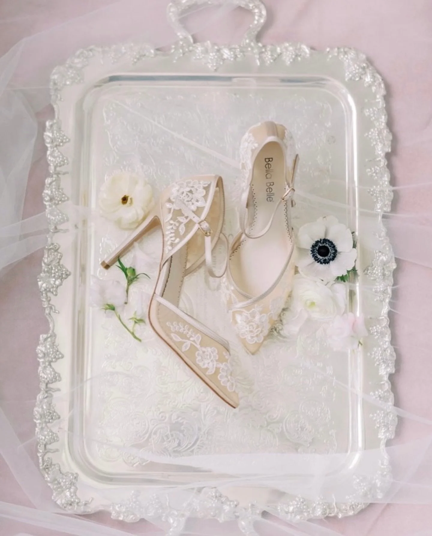&hellip; stepping into the weekend 🍃

tomorrow is the first day of March ; Spring, we&rsquo;re ready for you!

featured ; one of our HUGE vintage silver trays, which dates back to the 1940&rsquo;s

photographer @richellehunter 

#morningof #weddingd