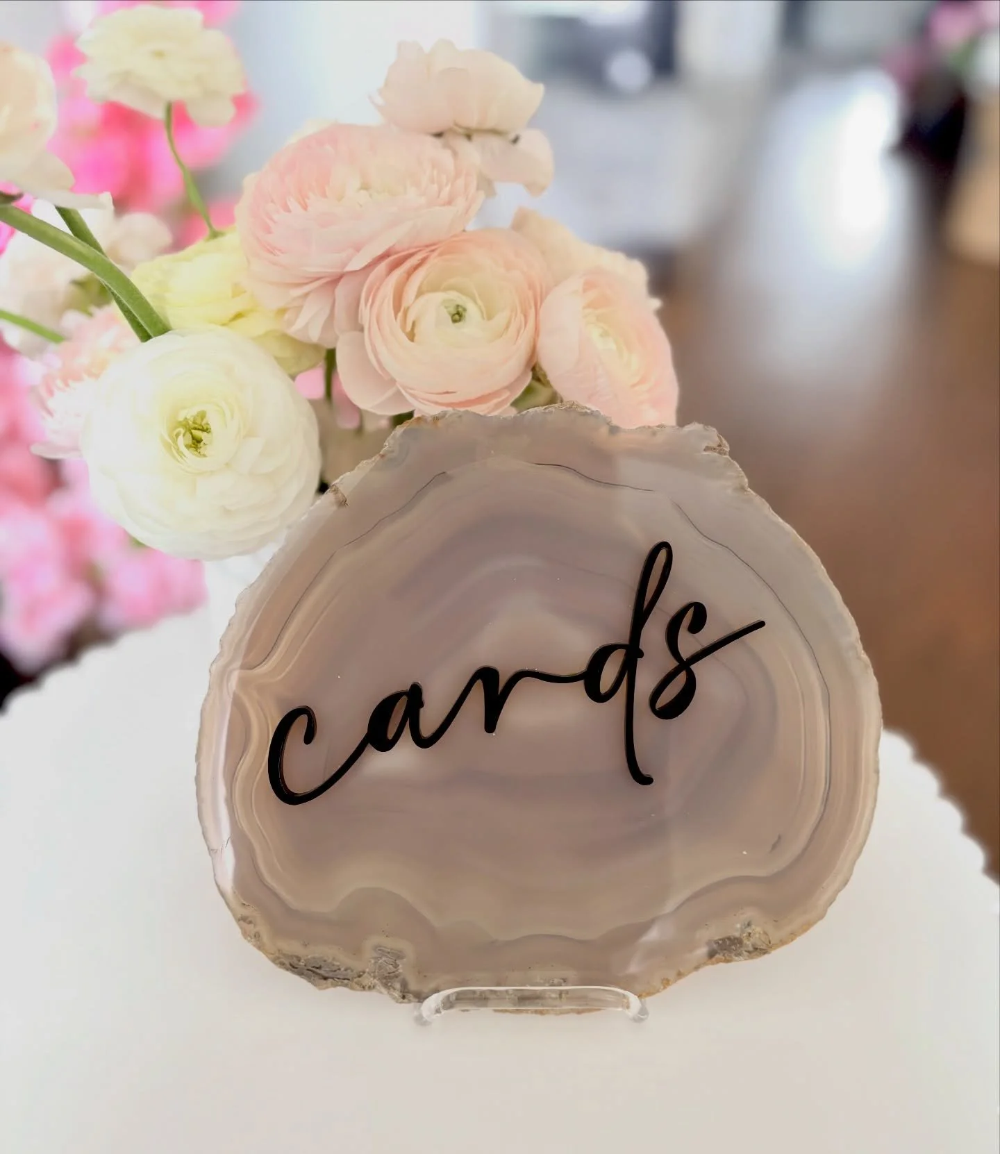 &hellip; raising the bar 🍃 

grace your receiving table with Mother Nature&rsquo;s jewelry &hellip; agate stone. 
warm. natural. &hellip;and above all, beautiful 🍃

#cards #receptiondecor #eventstyling #eventdecor #cre8ive