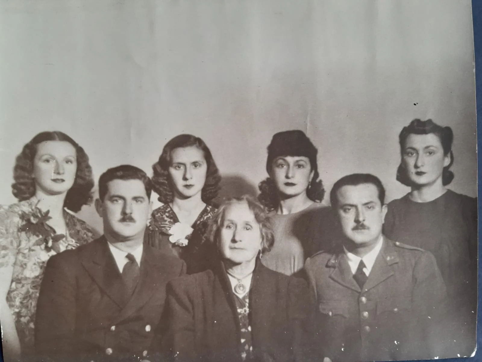  “Mi abuela Isabel y sus 6 hijos Benvenuto Cisneros. Mi mamá Inés es la última a la derecha”. 