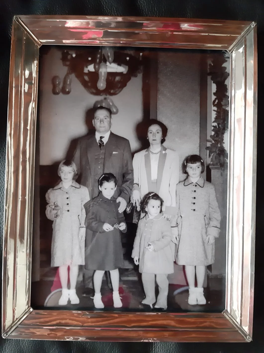  “Papá, mamá y sus 4 hijas.  Yo soy la más pequeña”. 