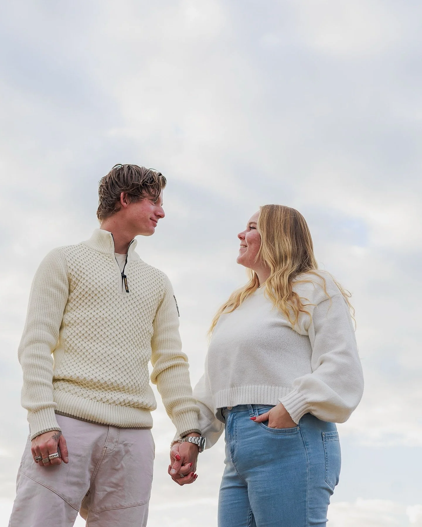 Scheveningen is natuurlijk fotogeniek, maar eerlijk&hellip; mijn schoonzus en haar vriend stalen de show 🥹📸. Wat was dit leuk 🫶🏻

#loveshoot #scheveningen #terugblik
