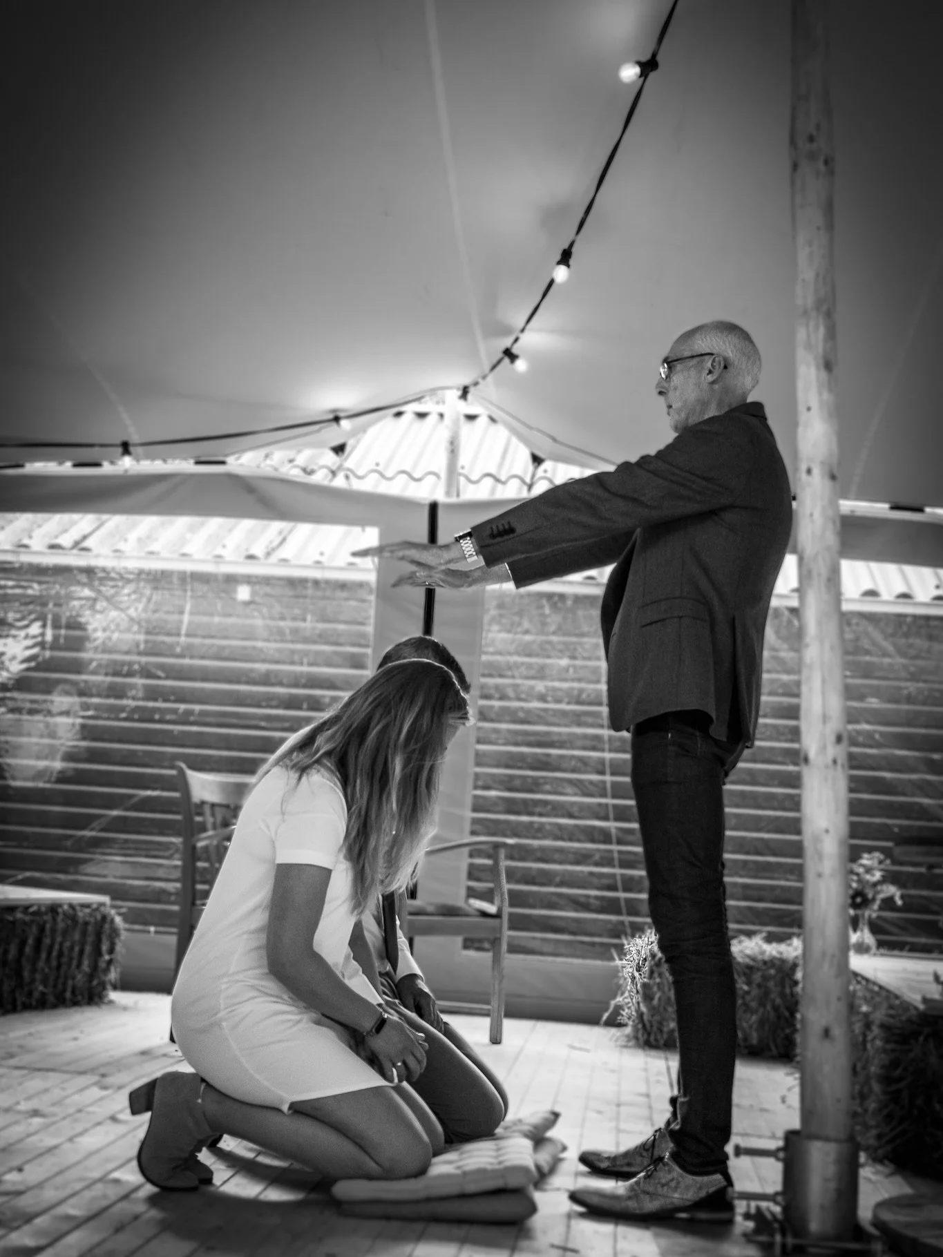 Het mooiste aan fotograferen? Momenten zien die voor anderen misschien gewoon zijn, maar die vol liefde en zegen zitten.
Een koppel dat ingezegend wordt, dat raakt me. Mijn geloof geeft me de rust en inspiratie om zulke momenten vast te leggen, op mi