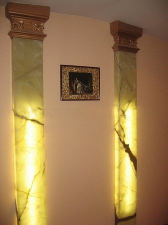 backlit-onyx-columns-backlighting-onyx-square-round-pillars-pedestals-07.jpg
