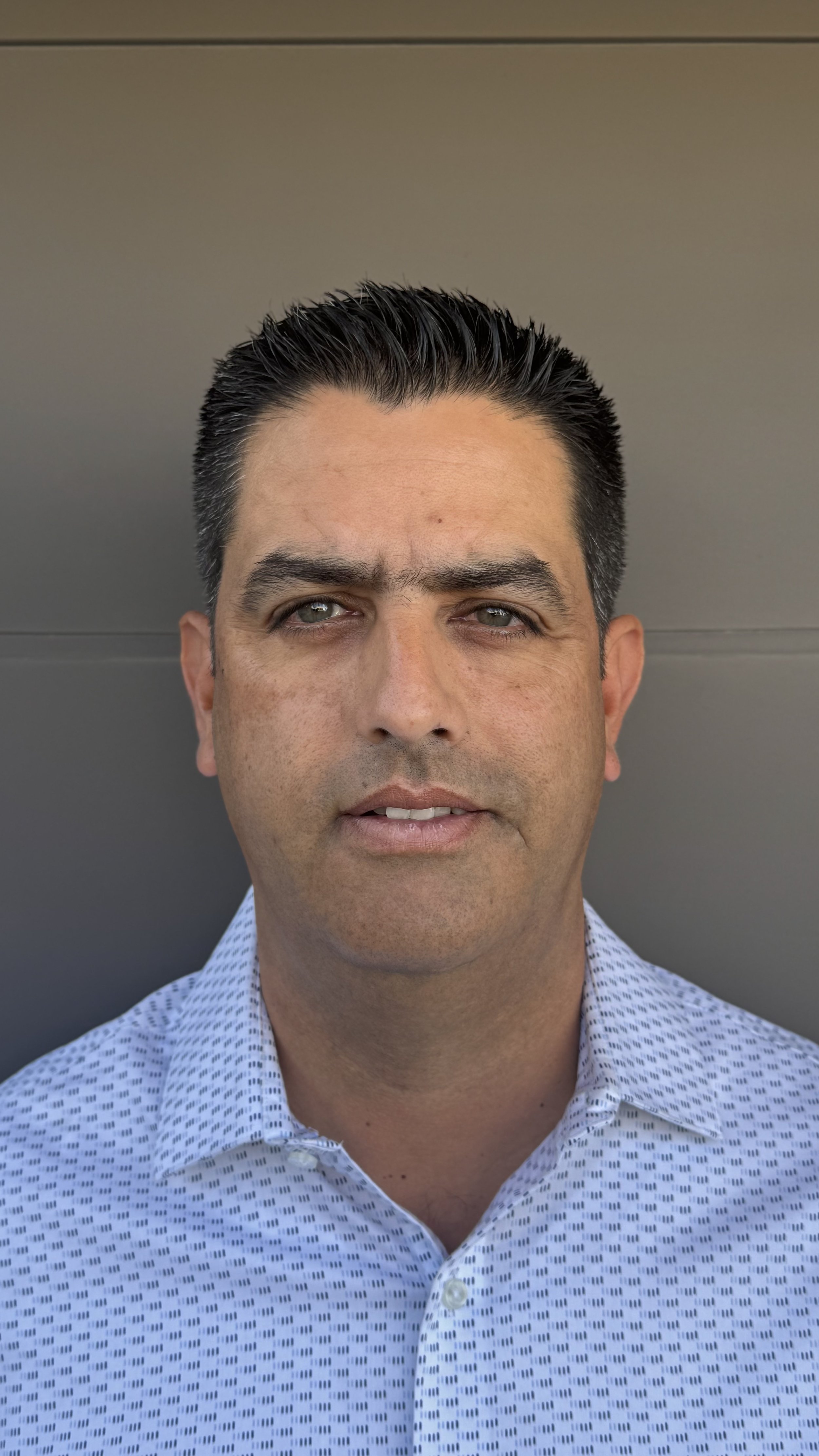 A photo of Alan Mendes who has more than 20 years of experience working with Jaramie specifically in the Tucson Marana area