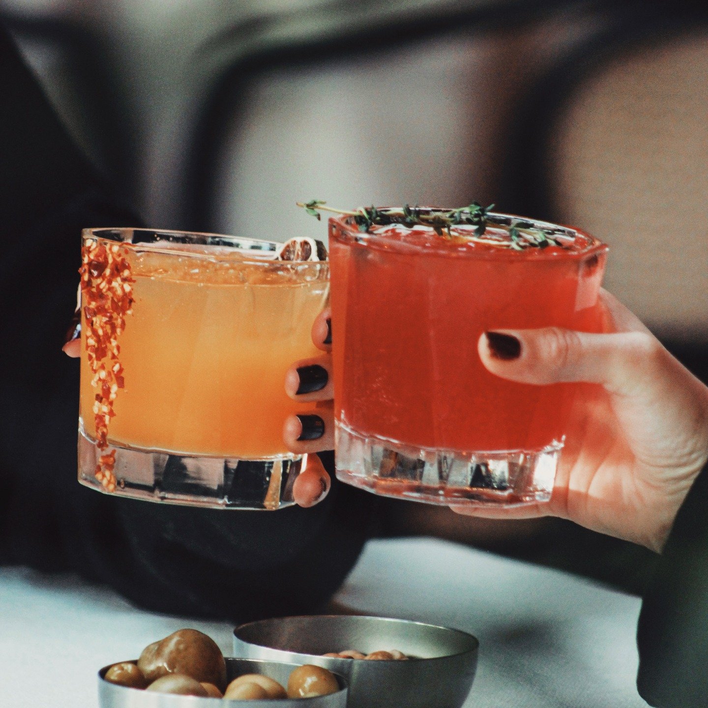 Cheers to fresh starts, fizzy nights, and staying spicy in 2026. 🧡🎉 #gingerloversunite #chicagosips #gingerbeer #nonalcoholic #newyearscheers