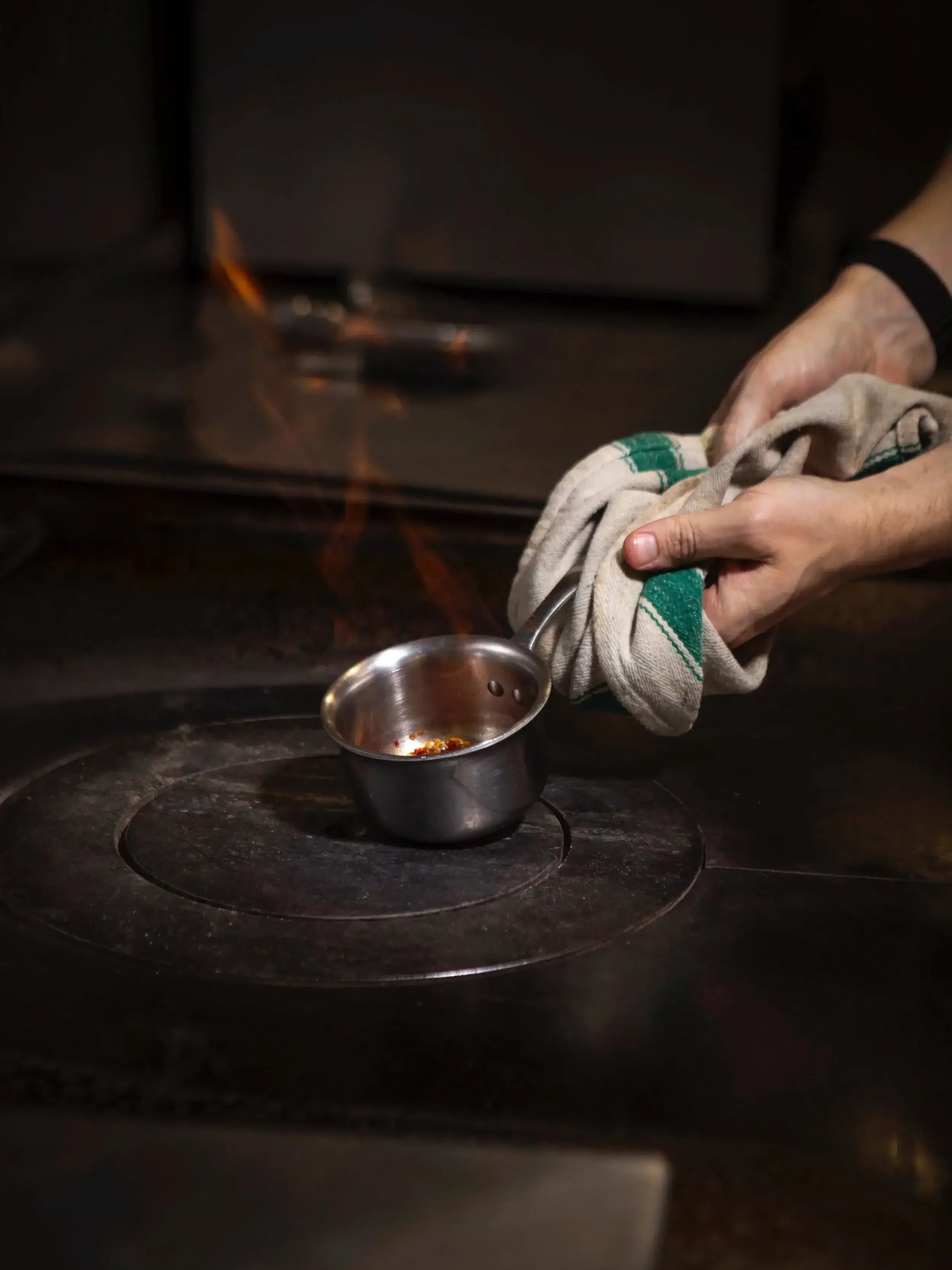 The Captain Darling - Cracking Food at The Edinburgh Restaurant in Stockbridge. Making Gravy.