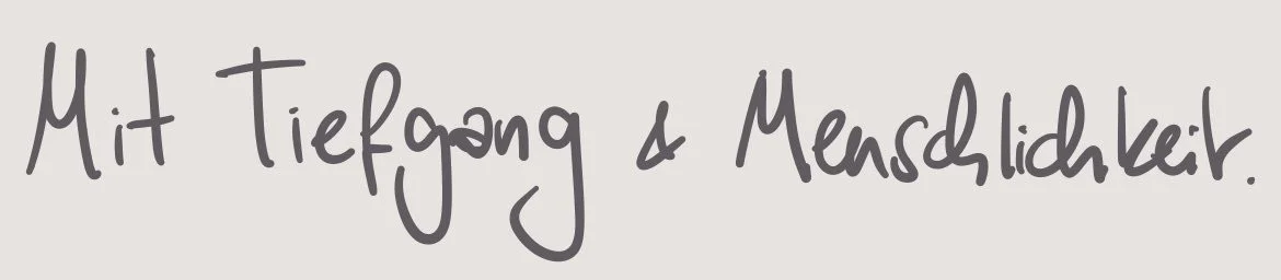 Handschriftliche Notiz: "Mit Tiefgang & Menschlichkeit."
