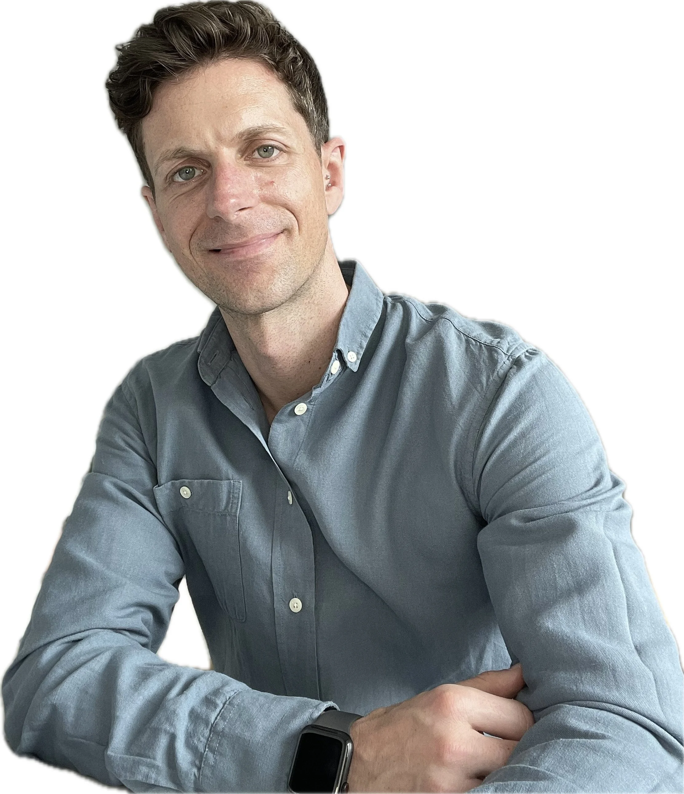 Ein Mann in einem blauen Hemd, der lächelt und einen Smartwatch trägt.