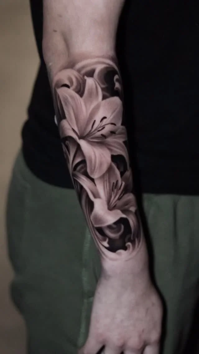Sorry for the shakeyness #lillies #lillyflower #flower #flowertattoo #tattoo #tattoos #ink #inked #austin #aistintx #texas #texastattoo #sleevetattoo #blacktattoo #black #
