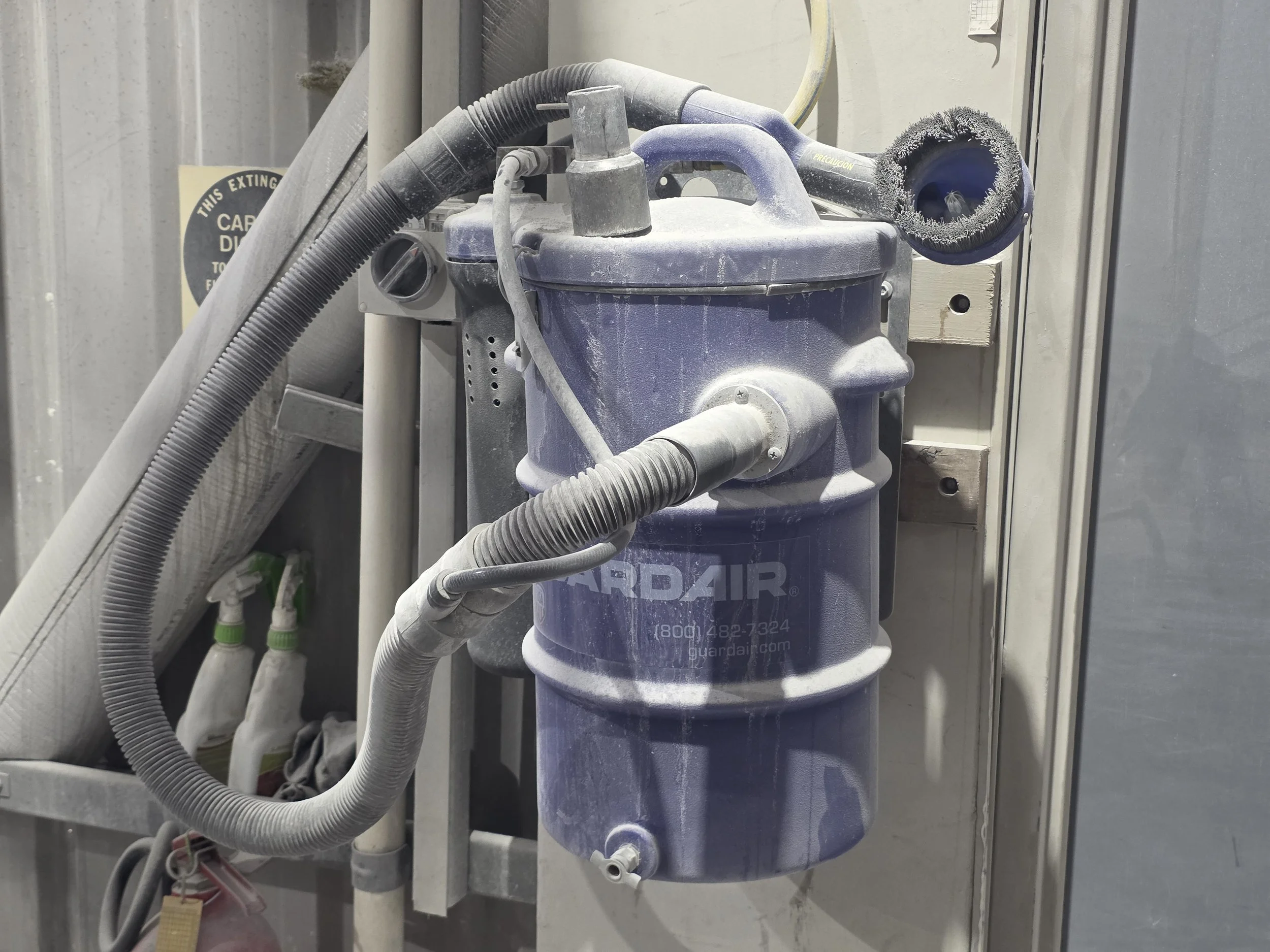 Dust vacuum for vacuuming dust in a dusty workplace