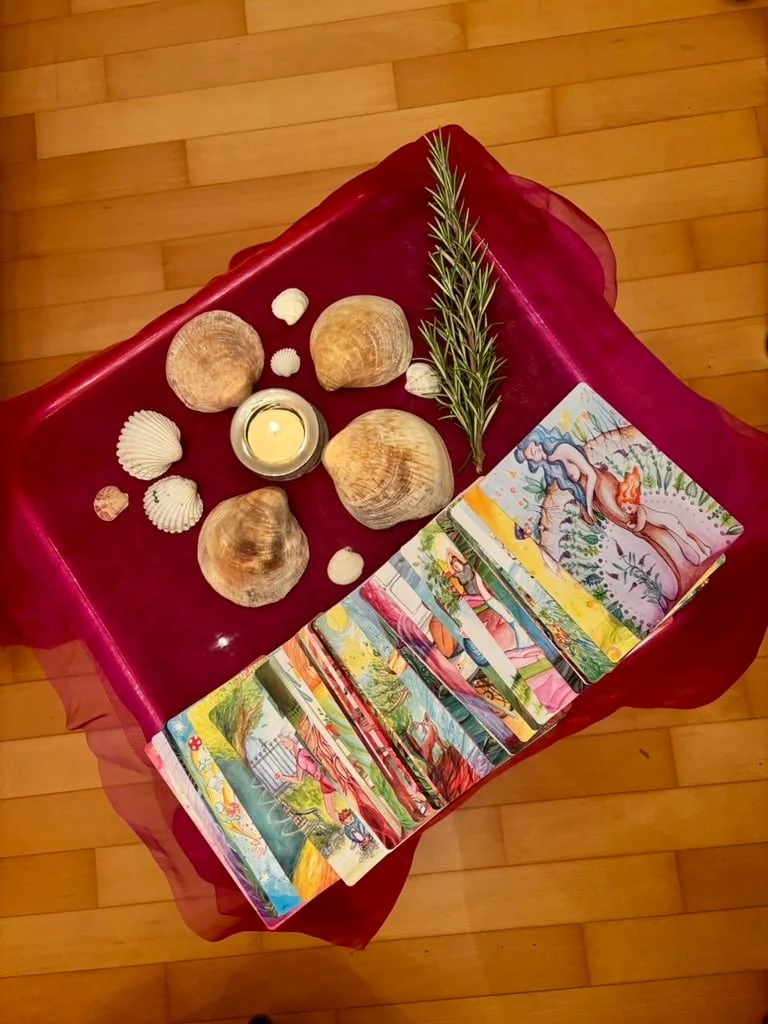 online women's circle centerpiece