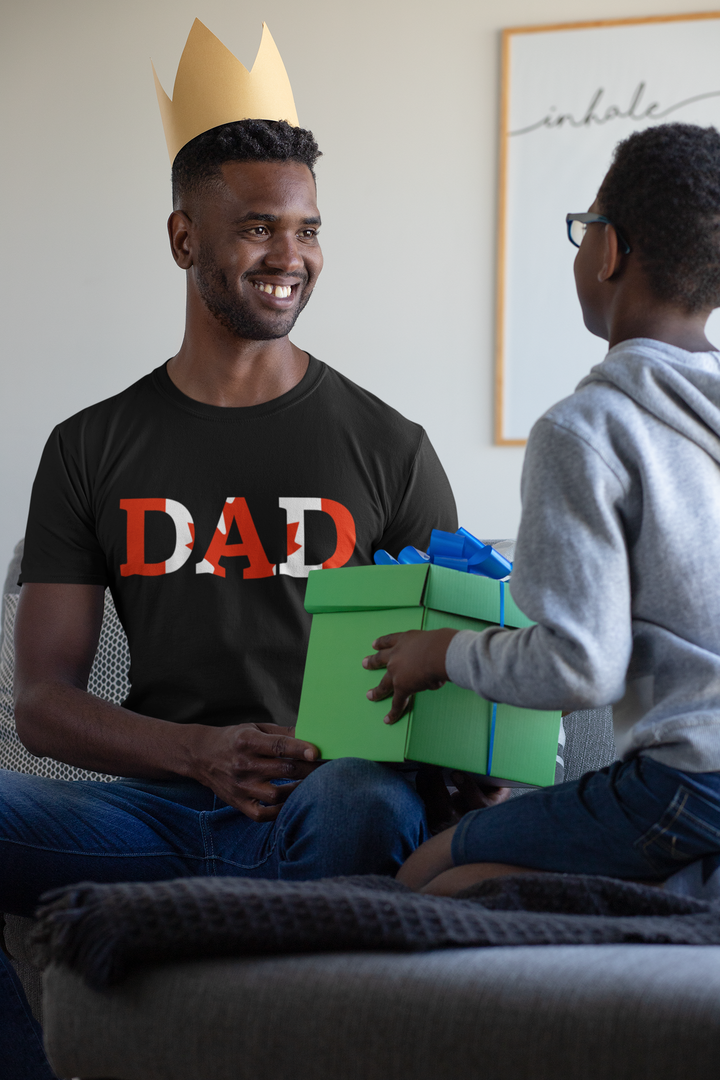 t-shirt-mockup-of-a-dad-wearing-a-paper-crown-on-father-s-day-33110.png