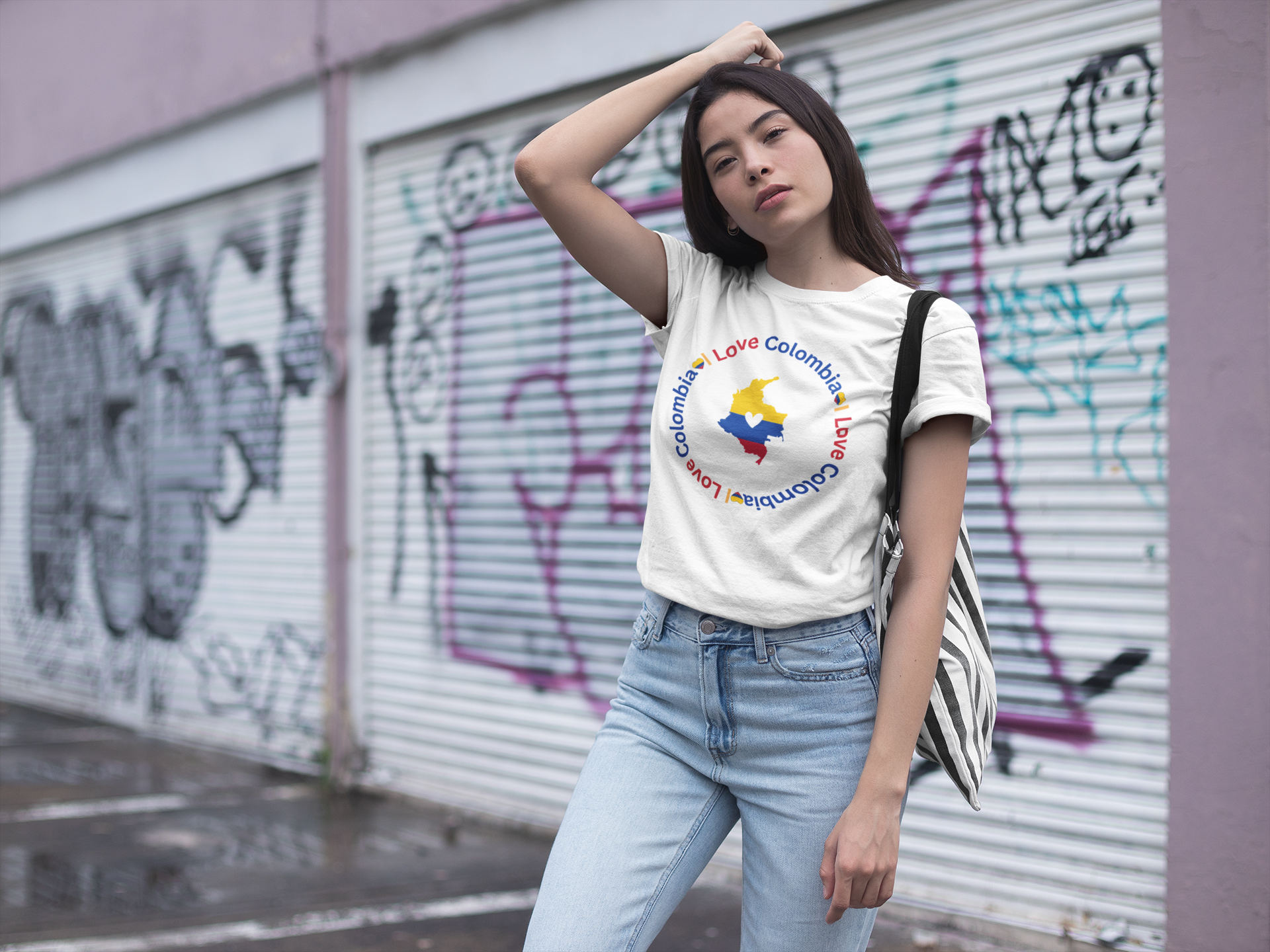 Person wearing a "I Love Colombia" T-shirt standing in front of a graffiti-covered wall.