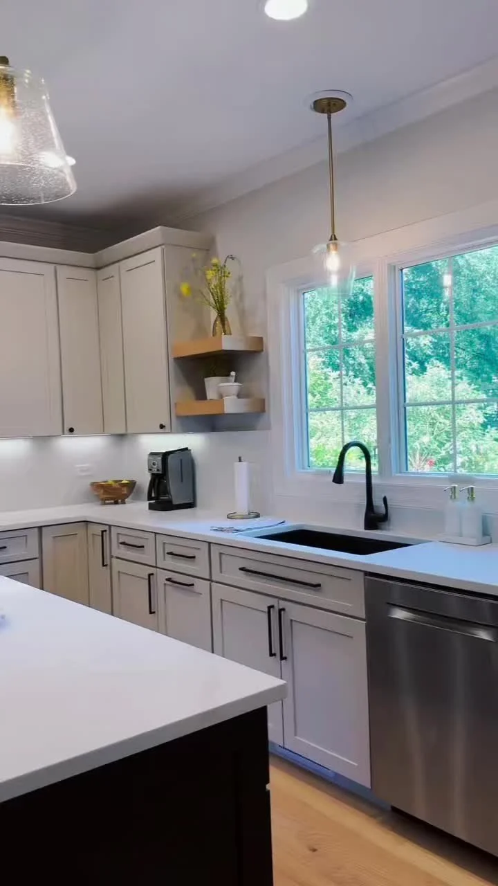 🖤 The kind of kitchen you don’t just walk into… you breathe it in. 🖤
Custom hood. Floating shelves. Black-on-beige balance. Full quartz backsplash.
This isn’t just a remodel—it’s a mood.
#KitchenDesign #HomeReveal