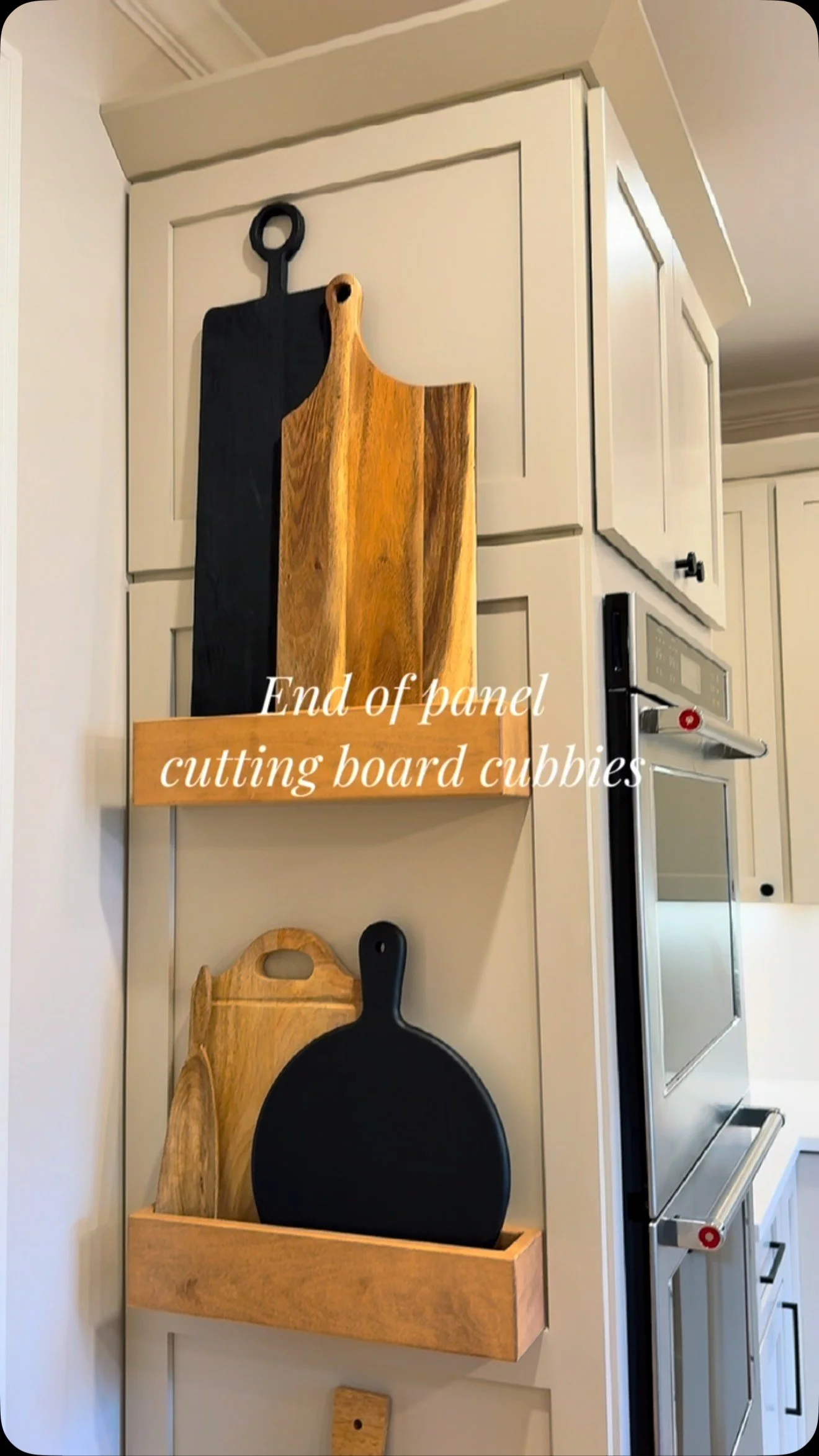 This kitchen gave us the chance to play with bold details and cozy textures—and the end result feels so good. 🤍
We went with a full quartz backsplash for that clean, seamless look, paired it with a bold black tile in the butler’s pantry