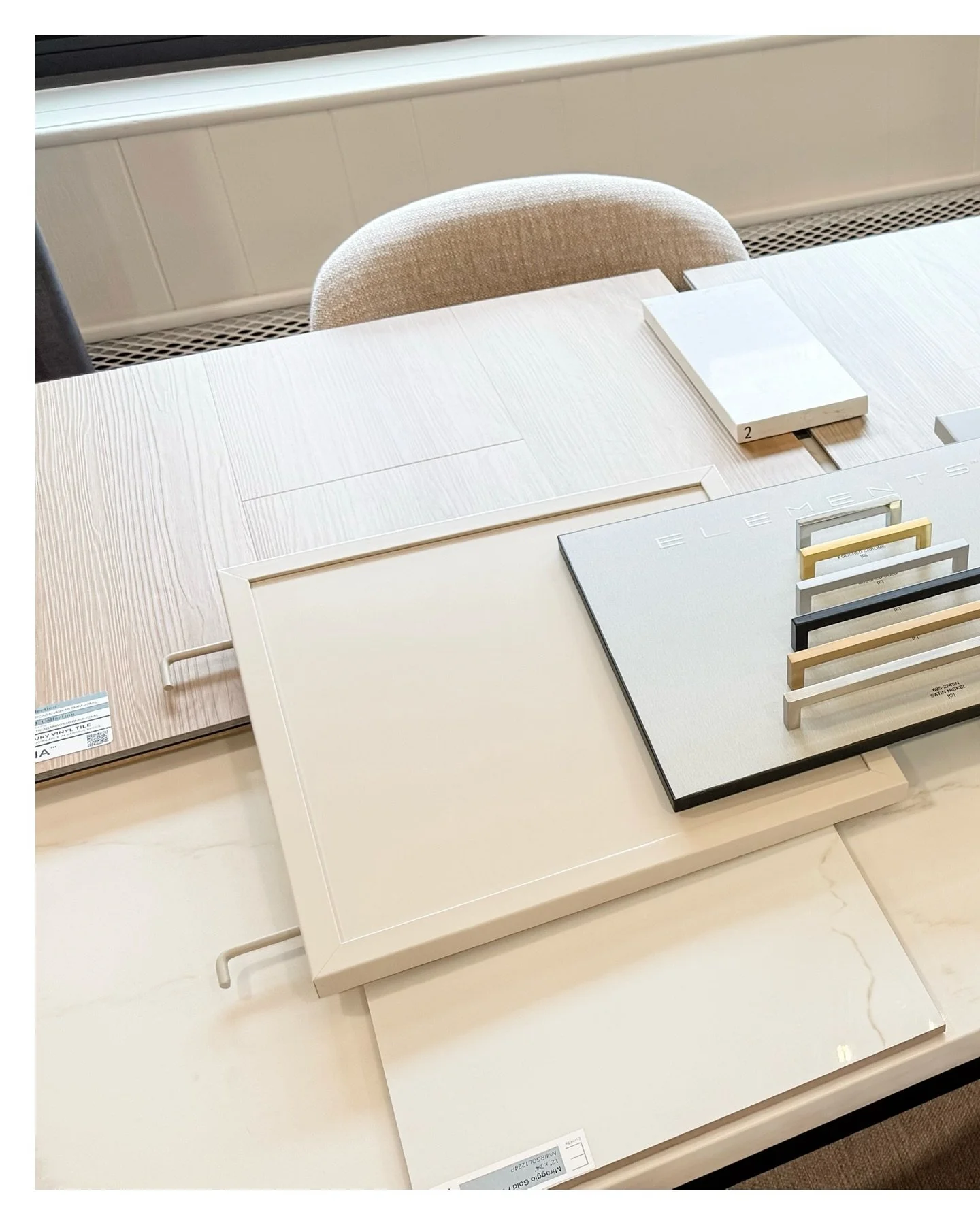 We’ve been leaning into a softer side of modern lately — think clean lines, warm tones, and materials that feel like home.
This bathroom design is all about balance:
🤍 Creamy cabinets that keep the space light
🪵 Wood-look flooring for