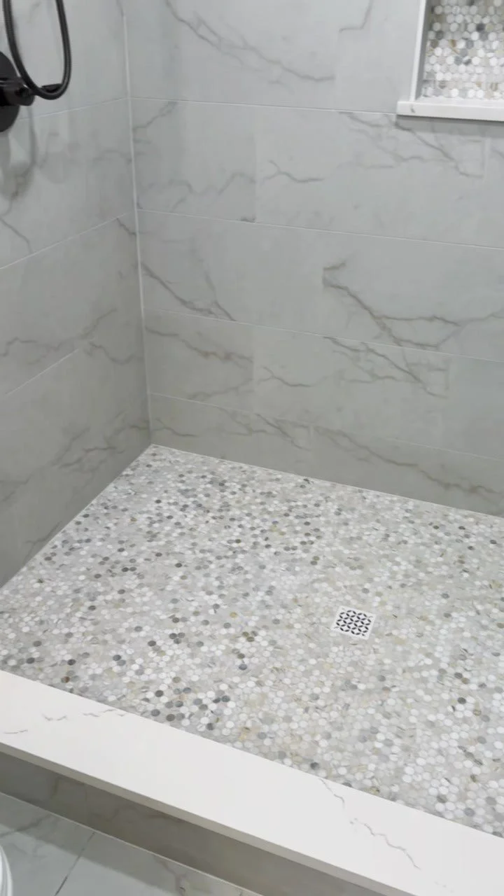 ✨ Sneak Peek Sunday! ✨
This used to be an unused guest bedroom 👀 … and now it’s a full en-suite with a spa-like bathroom + closet! Talk about a transformation. Here’s your first look at the finished bathroom — stay tuned fo