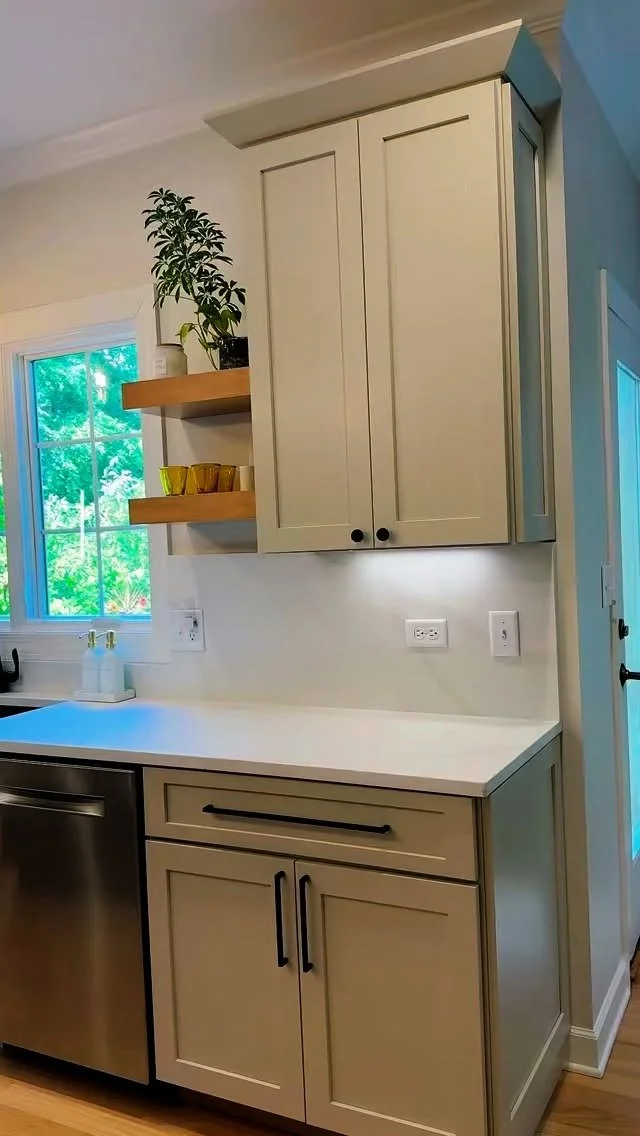 This kitchen gave us the chance to play with bold details and cozy textures—and the end result feels so good. 🤍
We went with a full quartz backsplash for that clean, seamless look, paired it with a bold black tile in the butler’s pantry