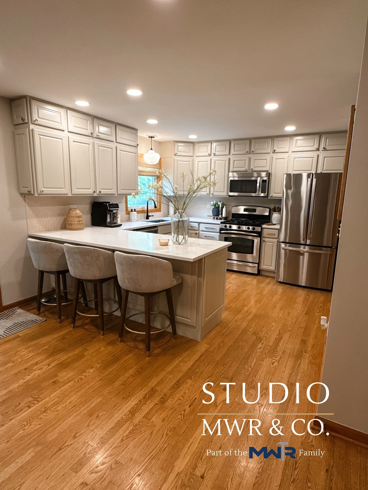 ✨ Who else loves a good before + after on a Friday? 🙋‍♀️
This first-floor refresh has us swooning — and the kitchen was the star of the show. 🌟
We refinished the cabinets in a soft greige, added fresh quartz countertops + backsplash, an