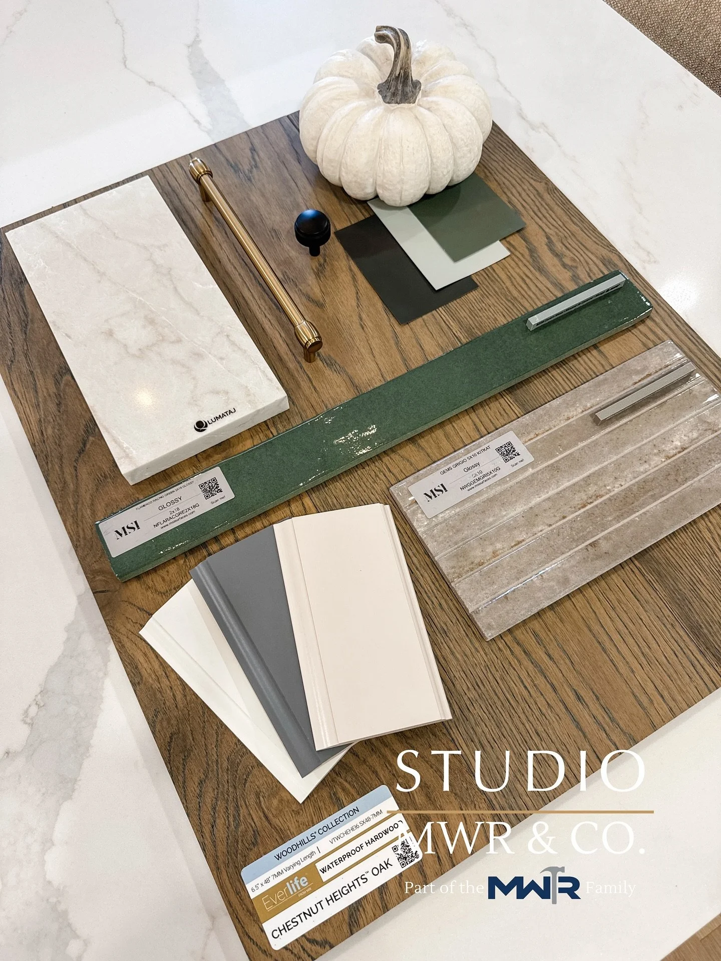 When design meets durability. 🤍
Our showroom just got even cozier with 𝐖𝐨𝐨𝐝𝐡𝐢𝐥𝐥𝐬 𝐖𝐚𝐭𝐞𝐫𝐩𝐫𝐨𝐨𝐟 𝐇𝐚𝐫𝐝𝐰𝐨𝐨𝐝 𝐛𝐲 𝐌𝐒𝐈 𝐒𝐮𝐫𝐟𝐚𝐜𝐞𝐬 — real wood warmth, waterproof protection, and timeless style all in one. 🌿
