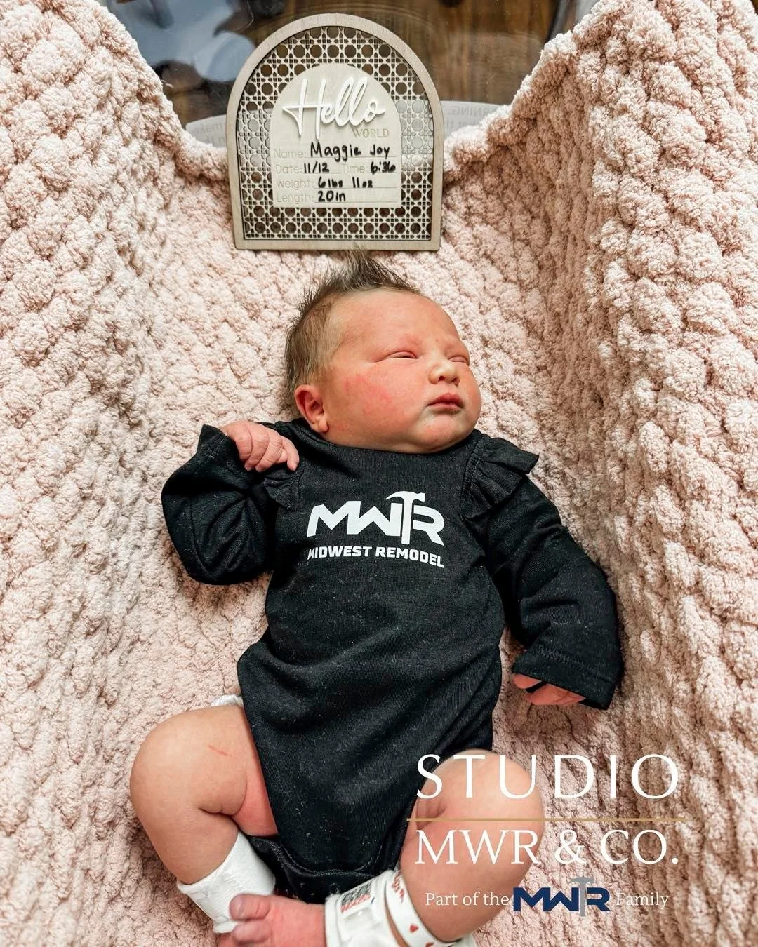 𝐖𝐞𝐥𝐜𝐨𝐦𝐞 𝐭𝐨 𝐭𝐡𝐞 𝐰𝐨𝐫𝐥𝐝, 𝐌𝐚𝐠𝐠𝐢𝐞 𝐉𝐨𝐲!⁣
Our MWR Family grew by one very special little girl last week. Dakota and Amber welcomed their beautiful daughter &mdash; and in the sweetest twist, she arrived on Amber&rsquo;s own birthda