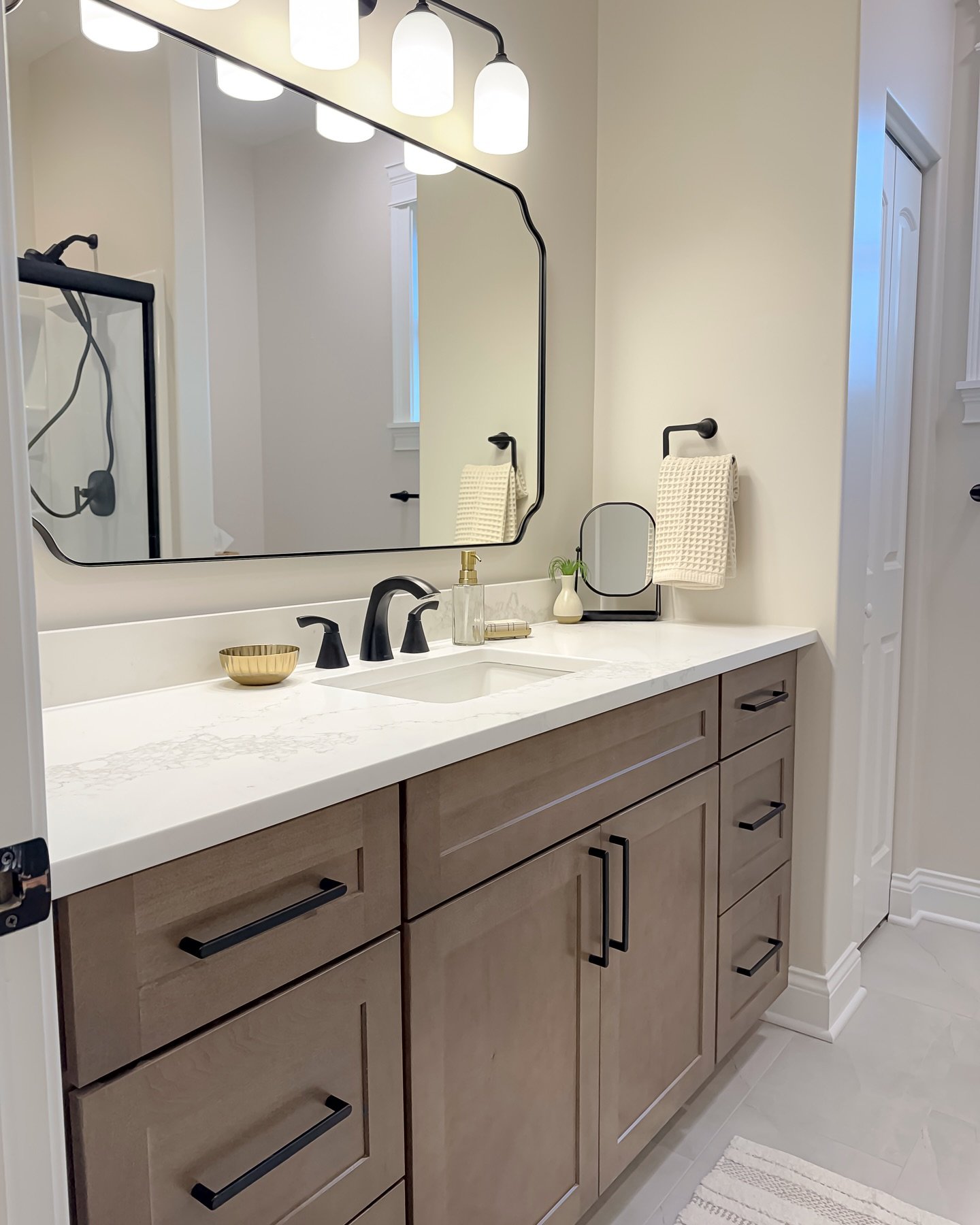 Same bathroom.
Completely different feeling.

A few intentional changes&mdash;materials, contrast, and layout details&mdash;
and now it finally feels calm, finished, and like home.