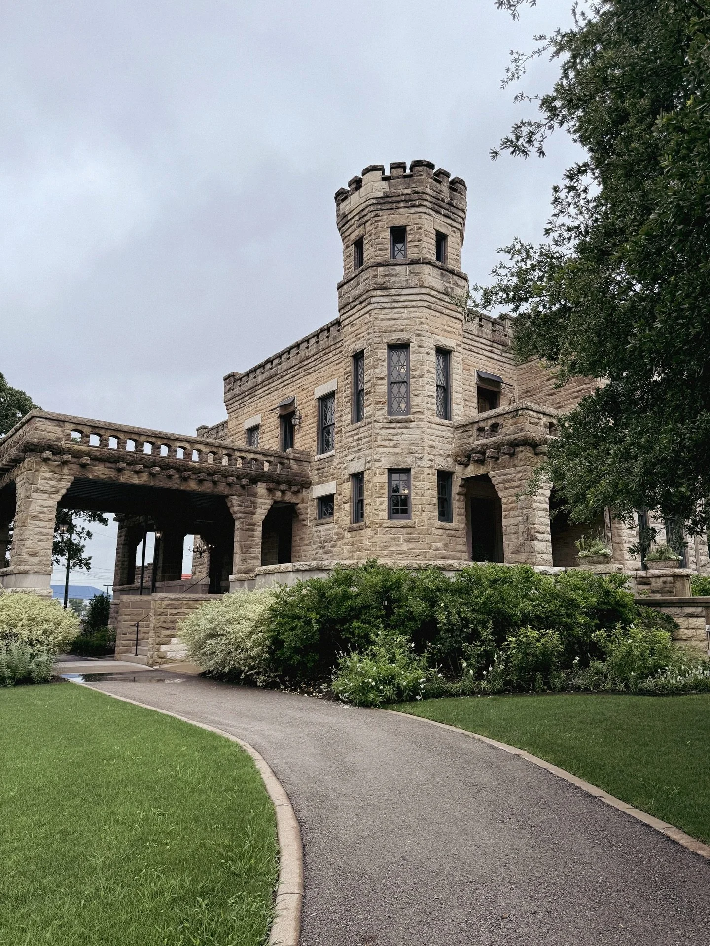 𝐏𝐞𝐭𝐢𝐭𝐢𝐨𝐧 𝐭𝐨 𝐛𝐫𝐢𝐧𝐠 𝐛𝐚𝐜𝐤 𝐜𝐚𝐬𝐭𝐥𝐞𝐬.⁣
I&rsquo;m serious. Where do I sign.⁣
⁣
We walked through Magnolia Castle today and I&rsquo;m not okay. The details. The arches. The drama of it all. Every corner felt like something you&rsquo