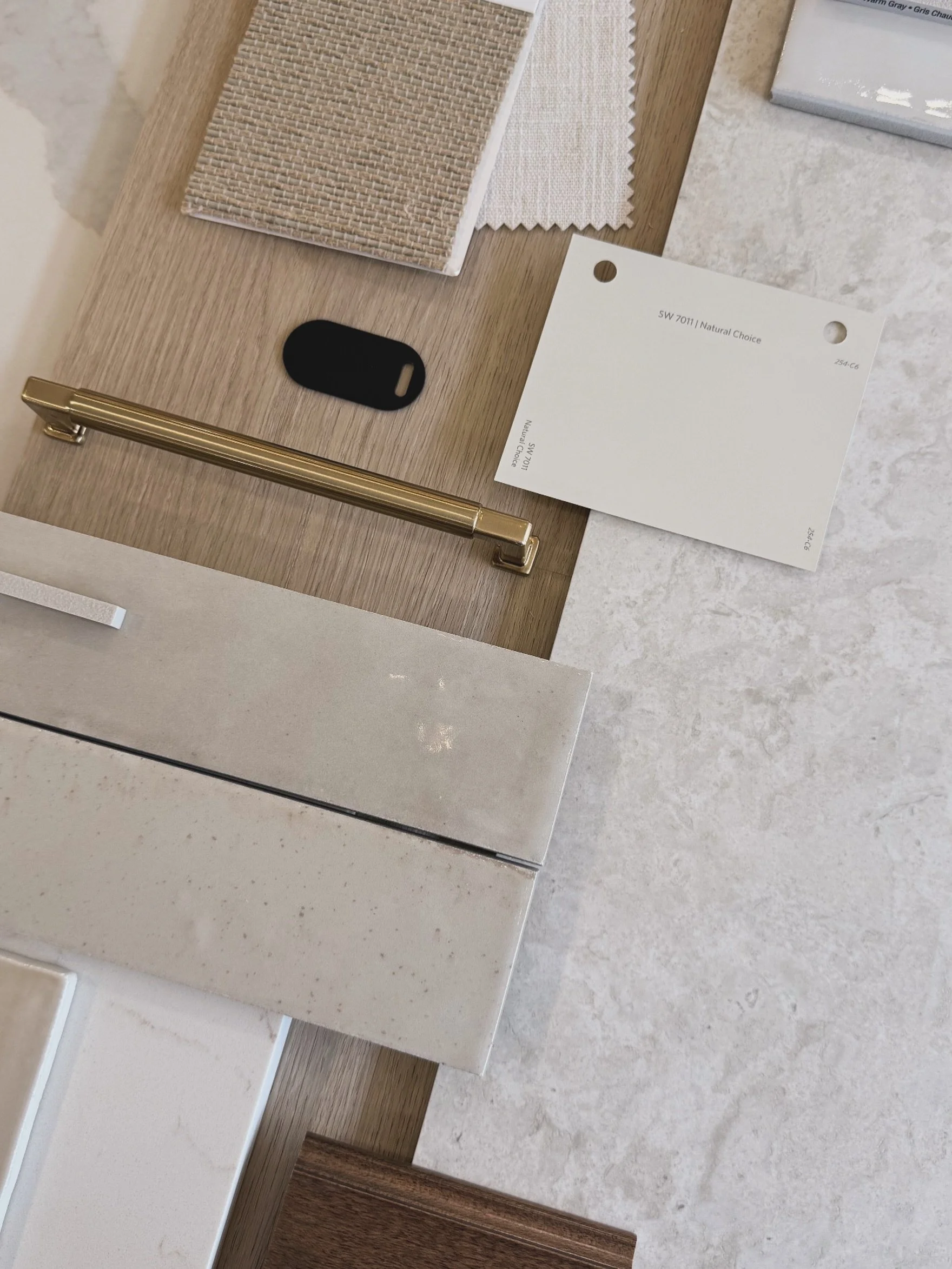 Proof that neutral doesn&rsquo;t have to mean boring 🤎🤍
From paint colors to hardware pulls, every detail was chosen to make this new construction home feel warm, timeless, and lived in from day one.
.
.
.
.
#interiordesign #newconstructionhome #st