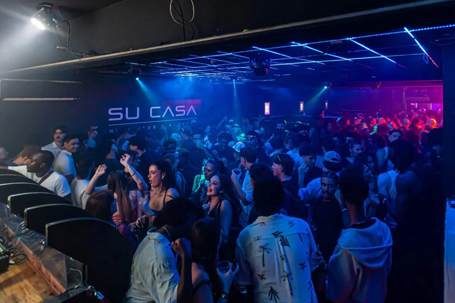 su casa brisbane night club image of crowded rnb dancefloor