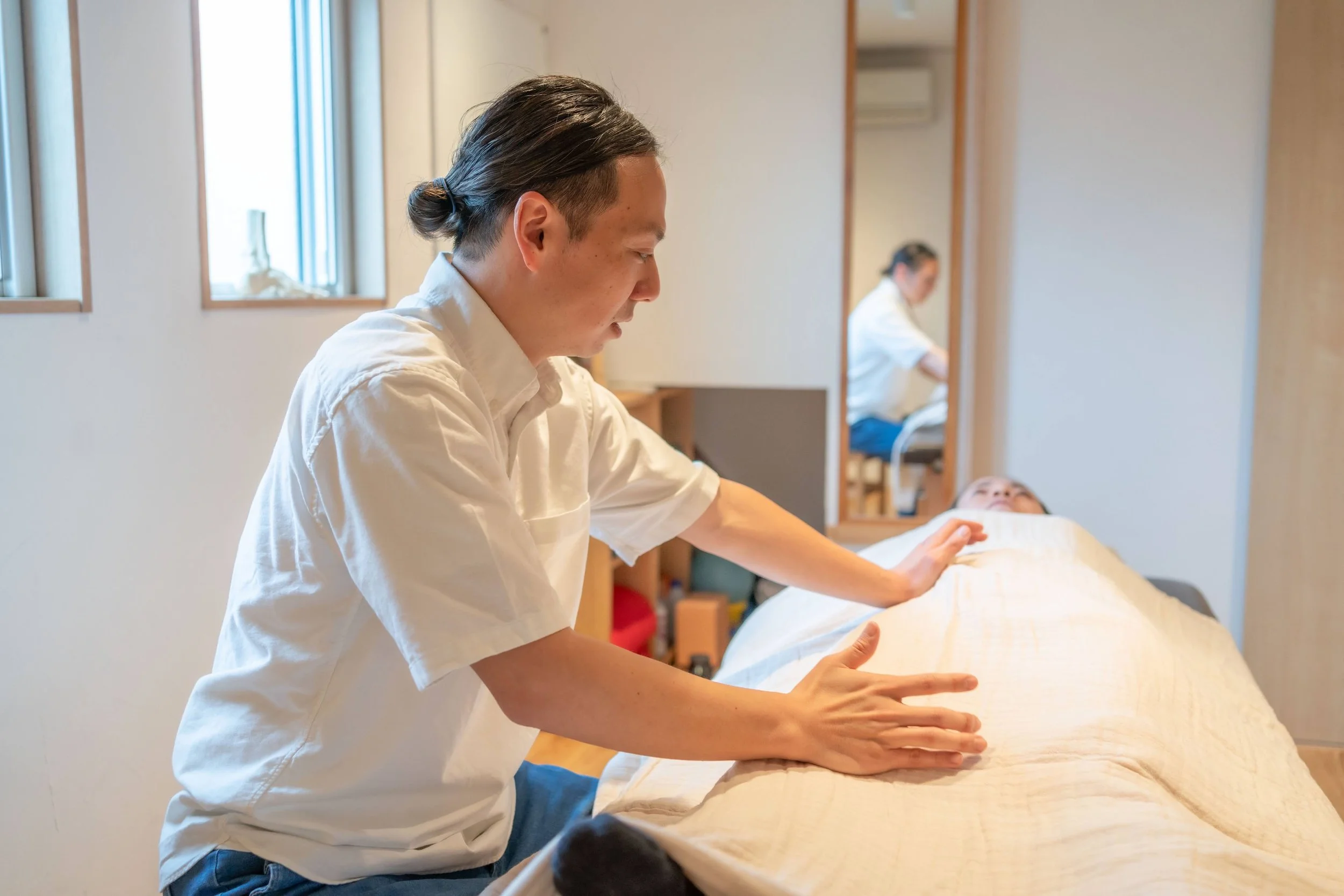 マッサージをしているセラピスト。